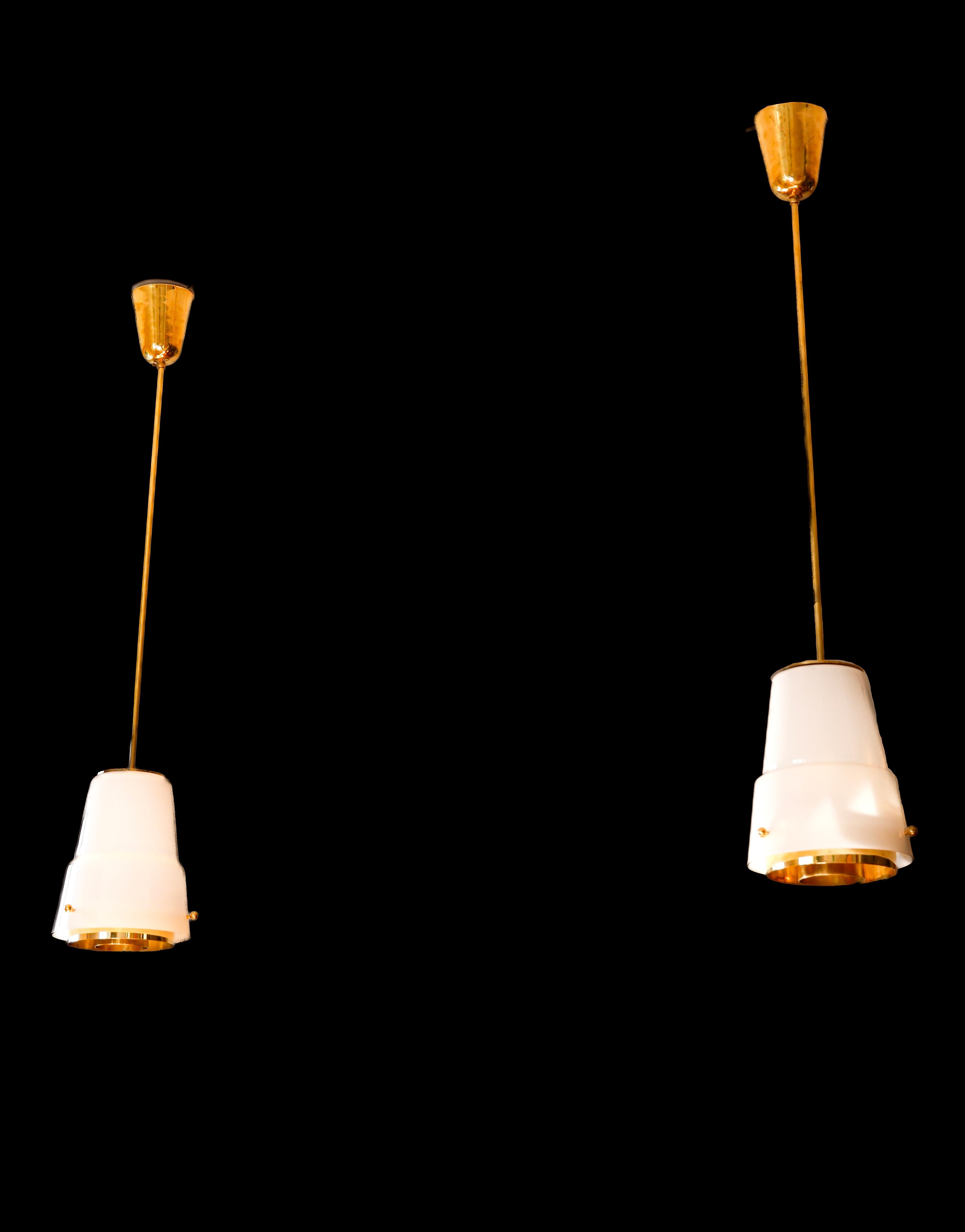 Pendentif Paavo Tynell en verre opale et laiton, circa 1950, Idman. en vente 6