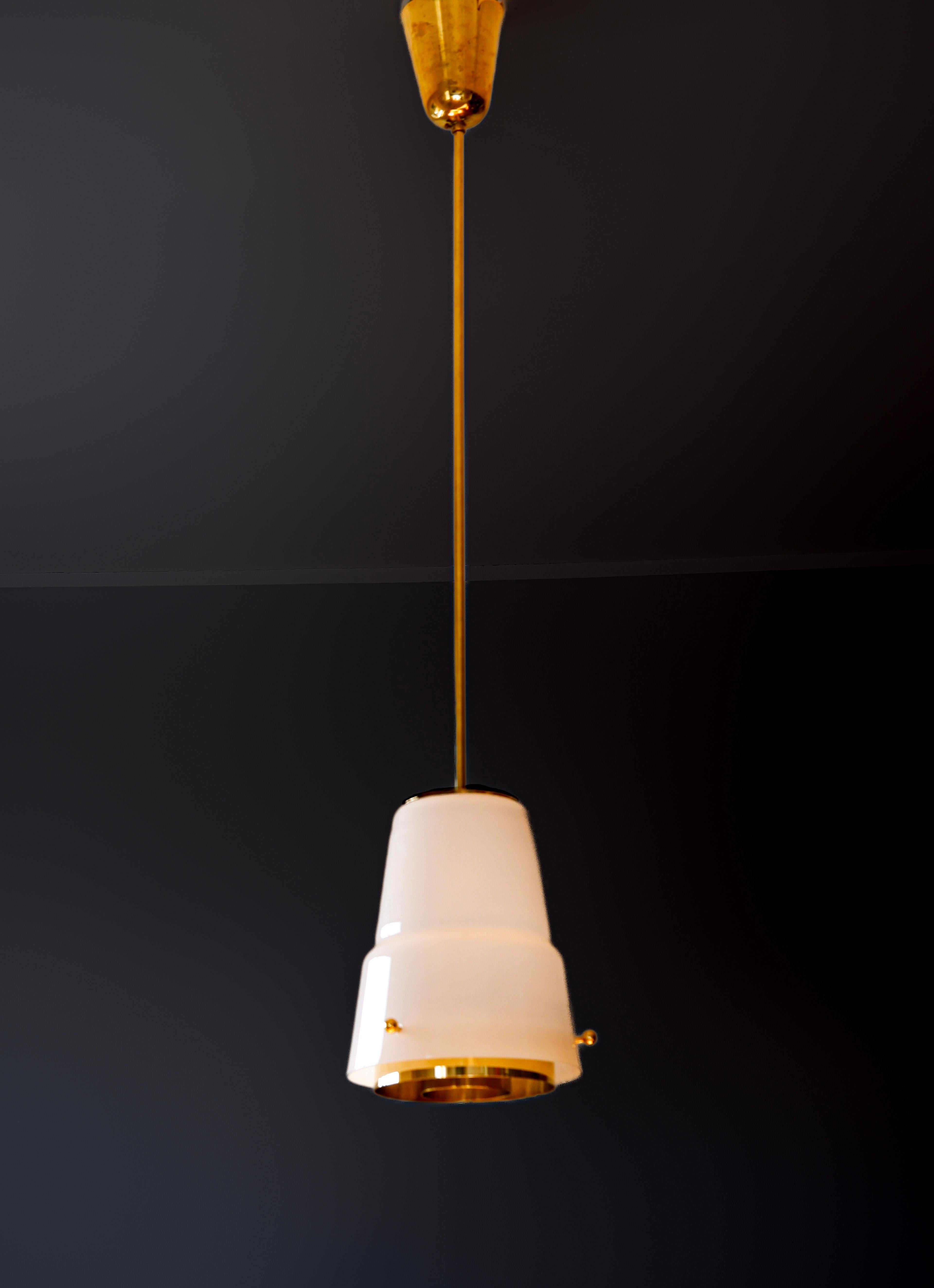 Scandinave moderne Pendentif Paavo Tynell en verre opale et laiton, circa 1950, Idman. en vente