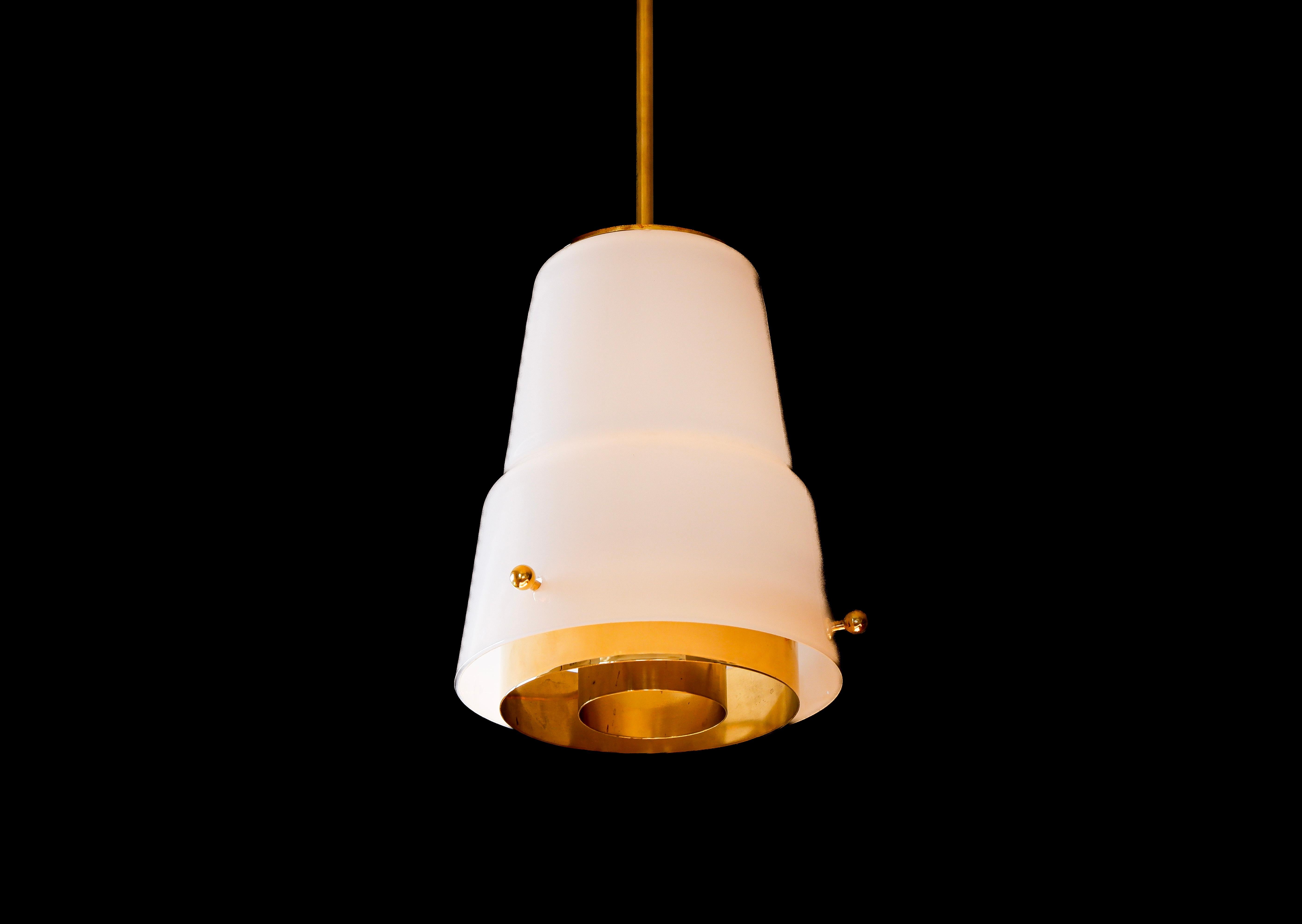 Finlandais Pendentif Paavo Tynell en verre opale et laiton, circa 1950, Idman. en vente