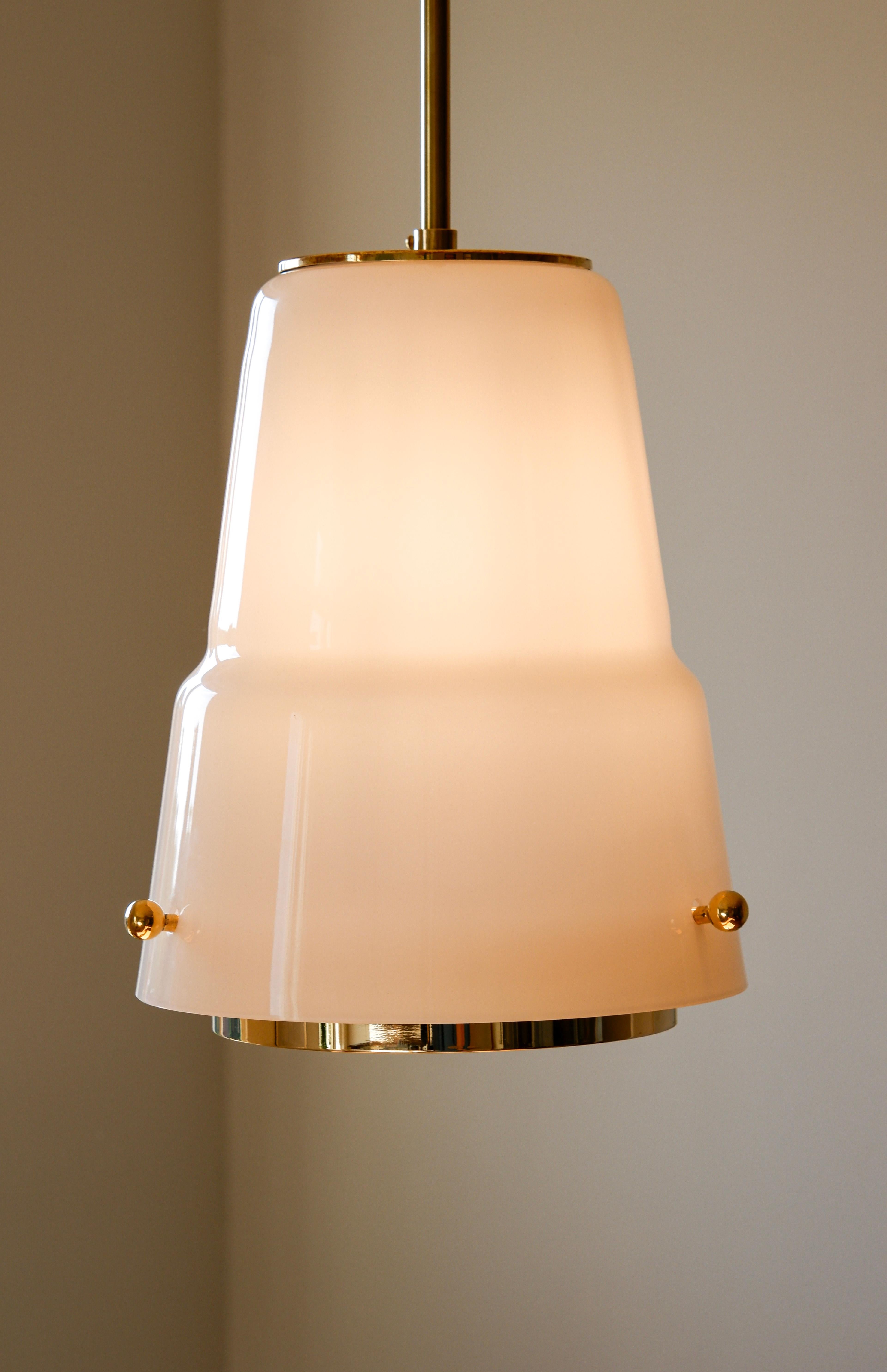 Laiton Pendentif Paavo Tynell en verre opale et laiton, circa 1950, Idman. en vente