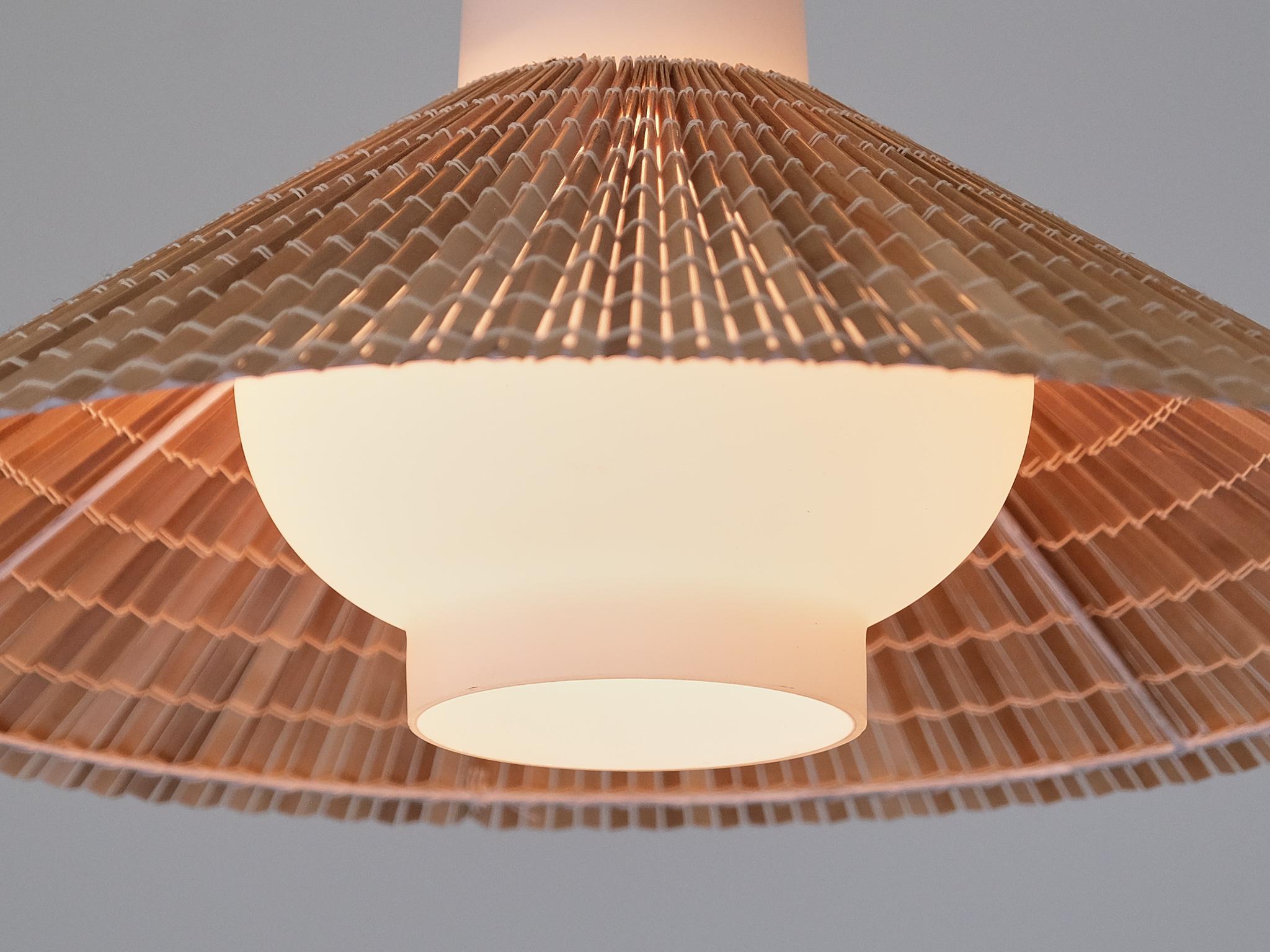 Ciondolo Paavo Tynell in vetro opalino, legno d'aspen lamellare e ottone, Idman, anni '50 in vendita 3