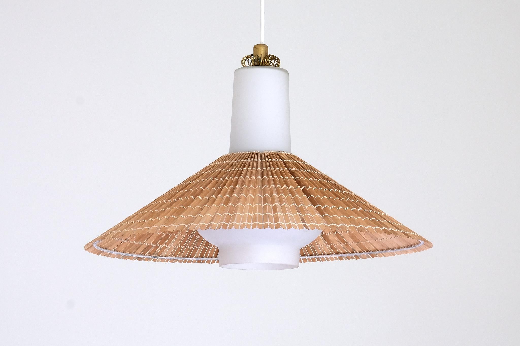 Ciondolo Paavo Tynell in vetro opalino, legno d'aspen lamellare e ottone, Idman, anni '50 in vendita 4
