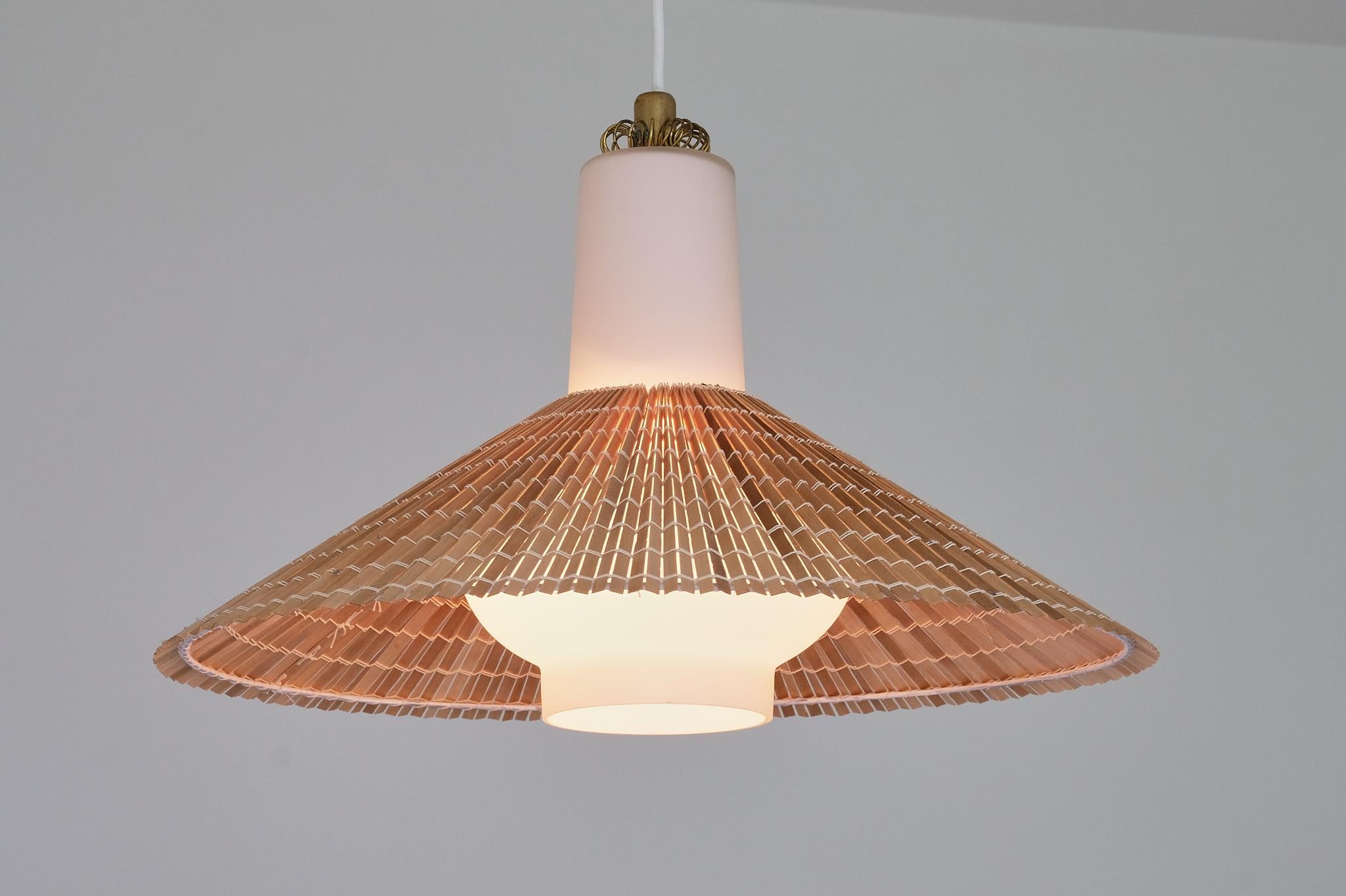 Scandinavo moderno Ciondolo Paavo Tynell in vetro opalino, legno d'aspen lamellare e ottone, Idman, anni '50 in vendita