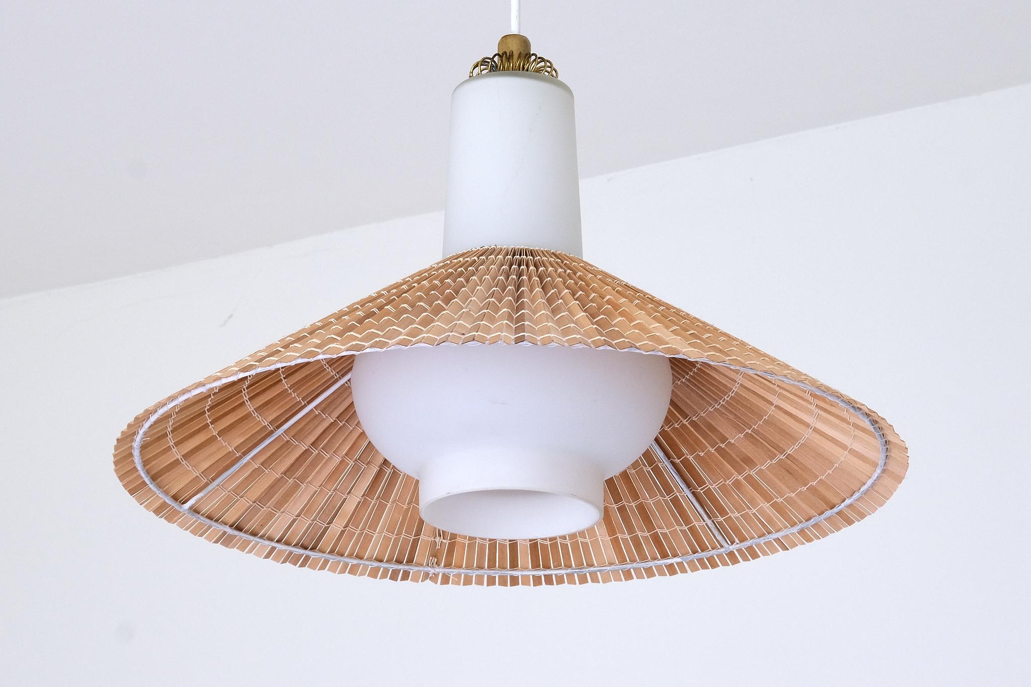 Finlandese Ciondolo Paavo Tynell in vetro opalino, legno d'aspen lamellare e ottone, Idman, anni '50 in vendita