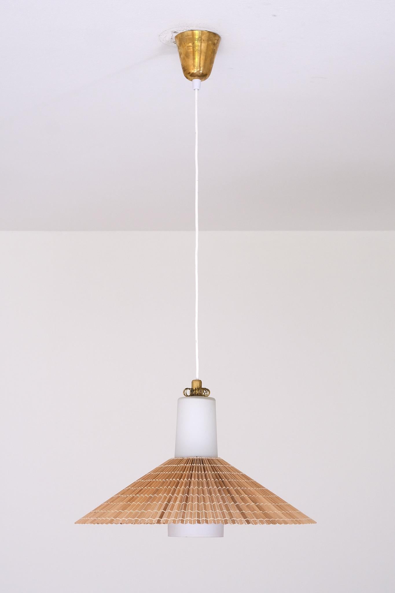 Ciondolo Paavo Tynell in vetro opalino, legno d'aspen lamellare e ottone, Idman, anni '50 In condizioni buone in vendita a The Hague, NL