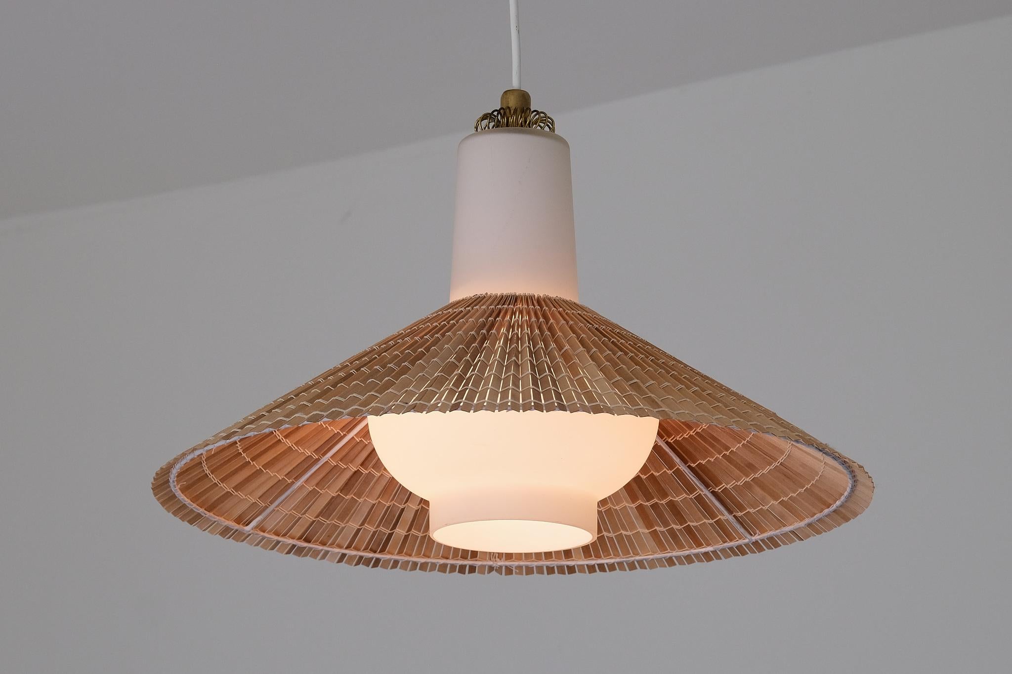 Metà XX secolo Ciondolo Paavo Tynell in vetro opalino, legno d'aspen lamellare e ottone, Idman, anni '50 in vendita