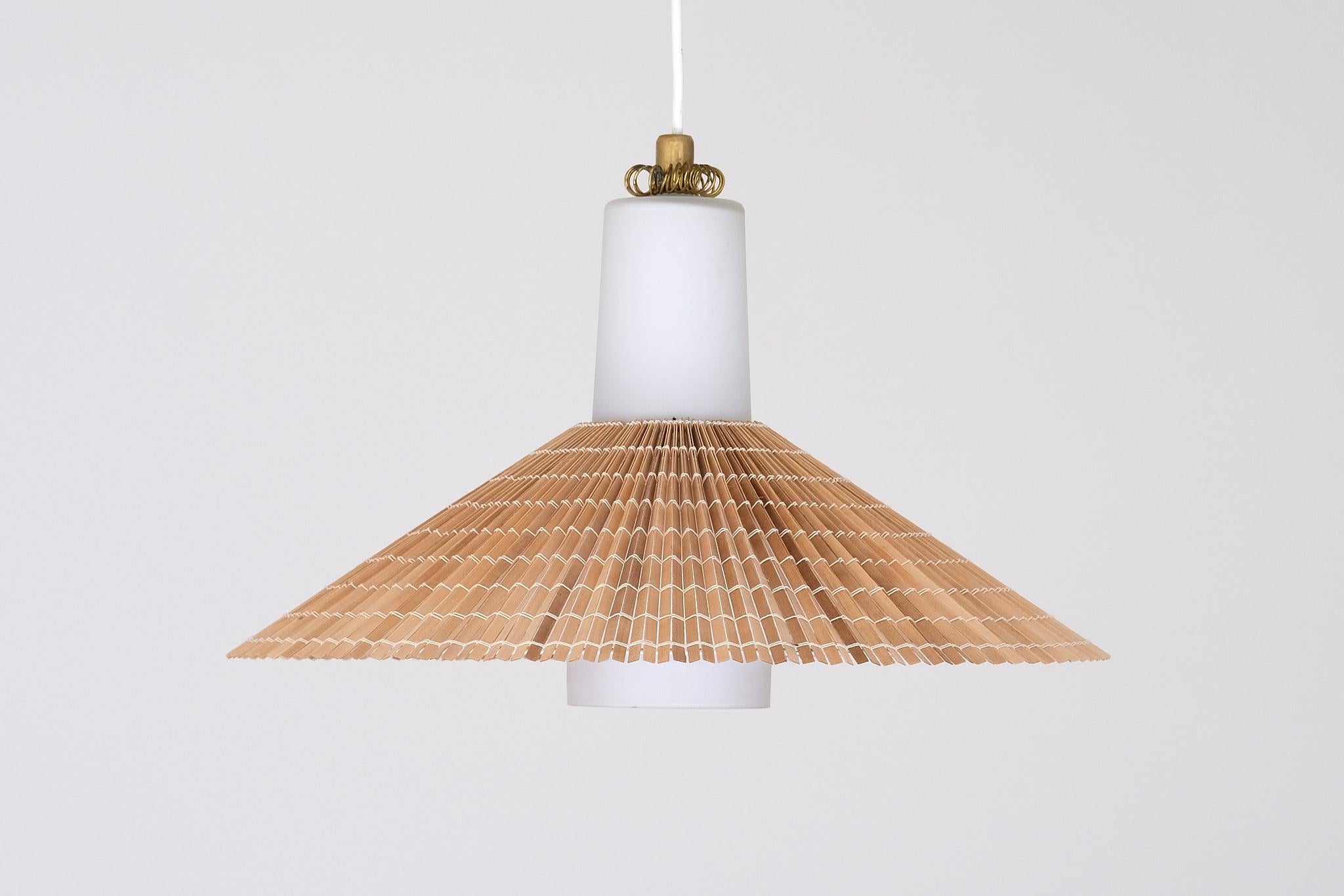Ottone Ciondolo Paavo Tynell in vetro opalino, legno d'aspen lamellare e ottone, Idman, anni '50 in vendita