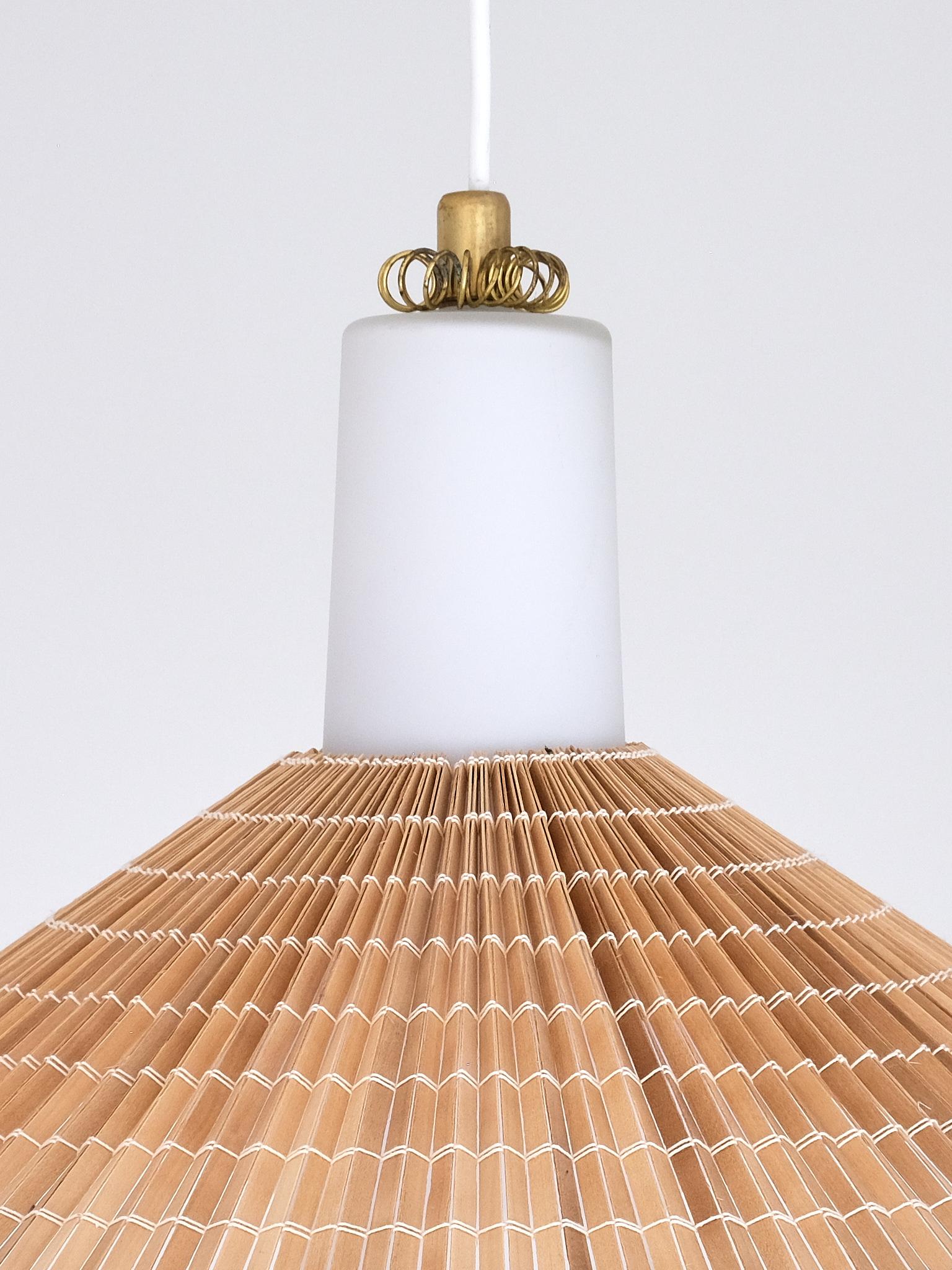 Ciondolo Paavo Tynell in vetro opalino, legno d'aspen lamellare e ottone, Idman, anni '50 in vendita 1