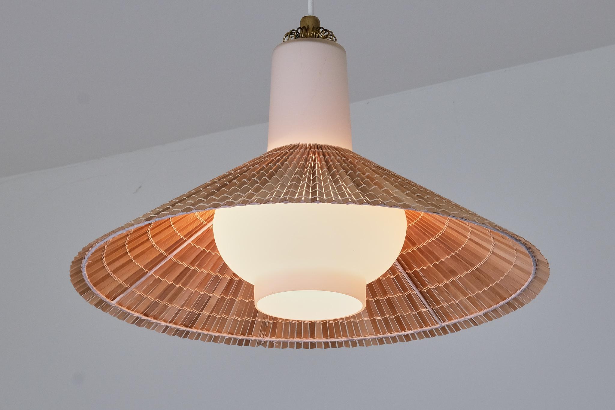 Ciondolo Paavo Tynell in vetro opalino, legno d'aspen lamellare e ottone, Idman, anni '50 in vendita 2