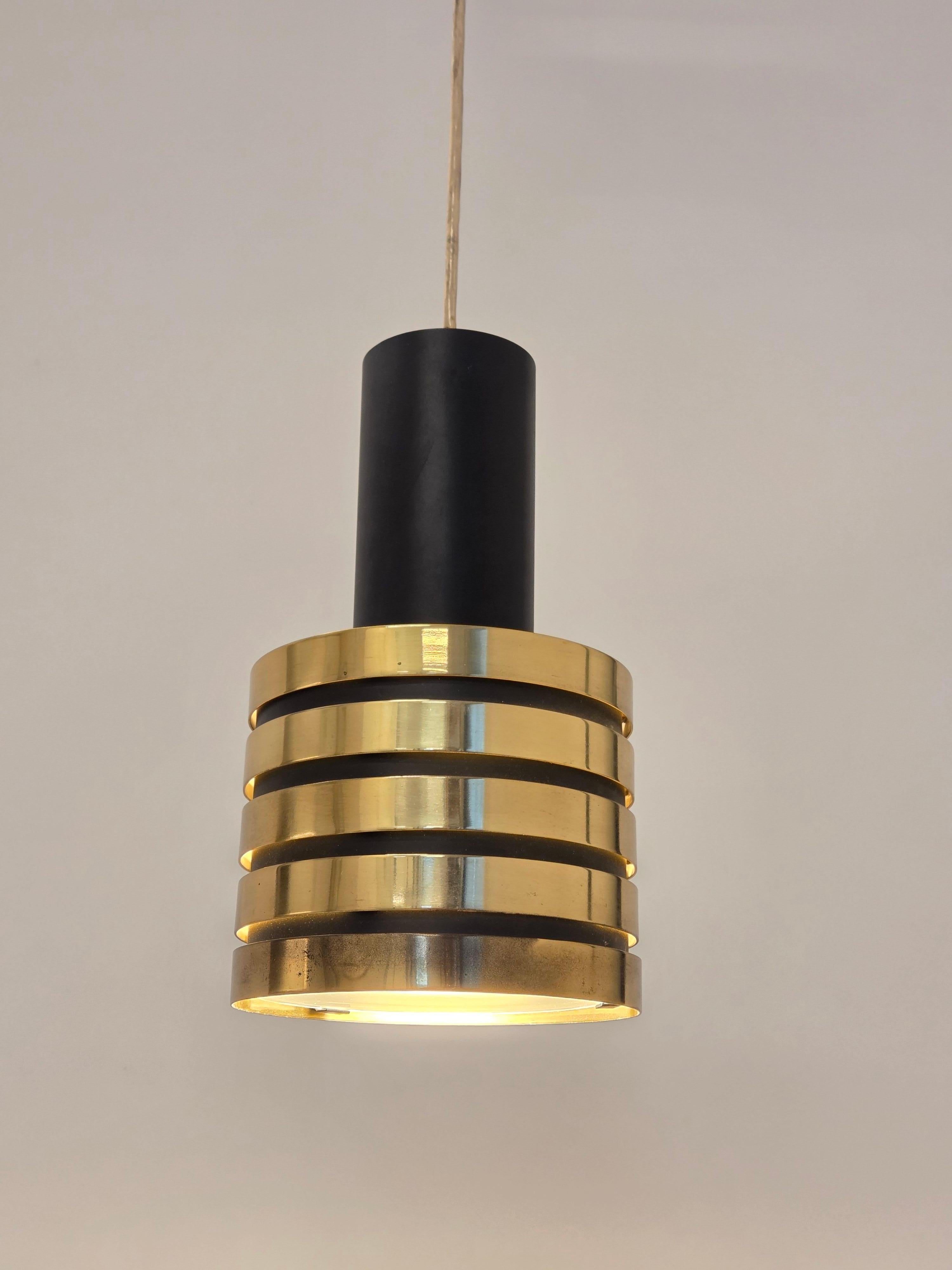 Paavo Tynell Lampe Modell K2-49 für Taito Oy, schwarz lackiertes Metall mit Messingringen und einem Glasdiffusor. Die Lampe ist aus den 1950er Jahren und im Originalzustand. Die Lampe trägt den Stempel von Taito Oy. Die Lampe ist in einem guten