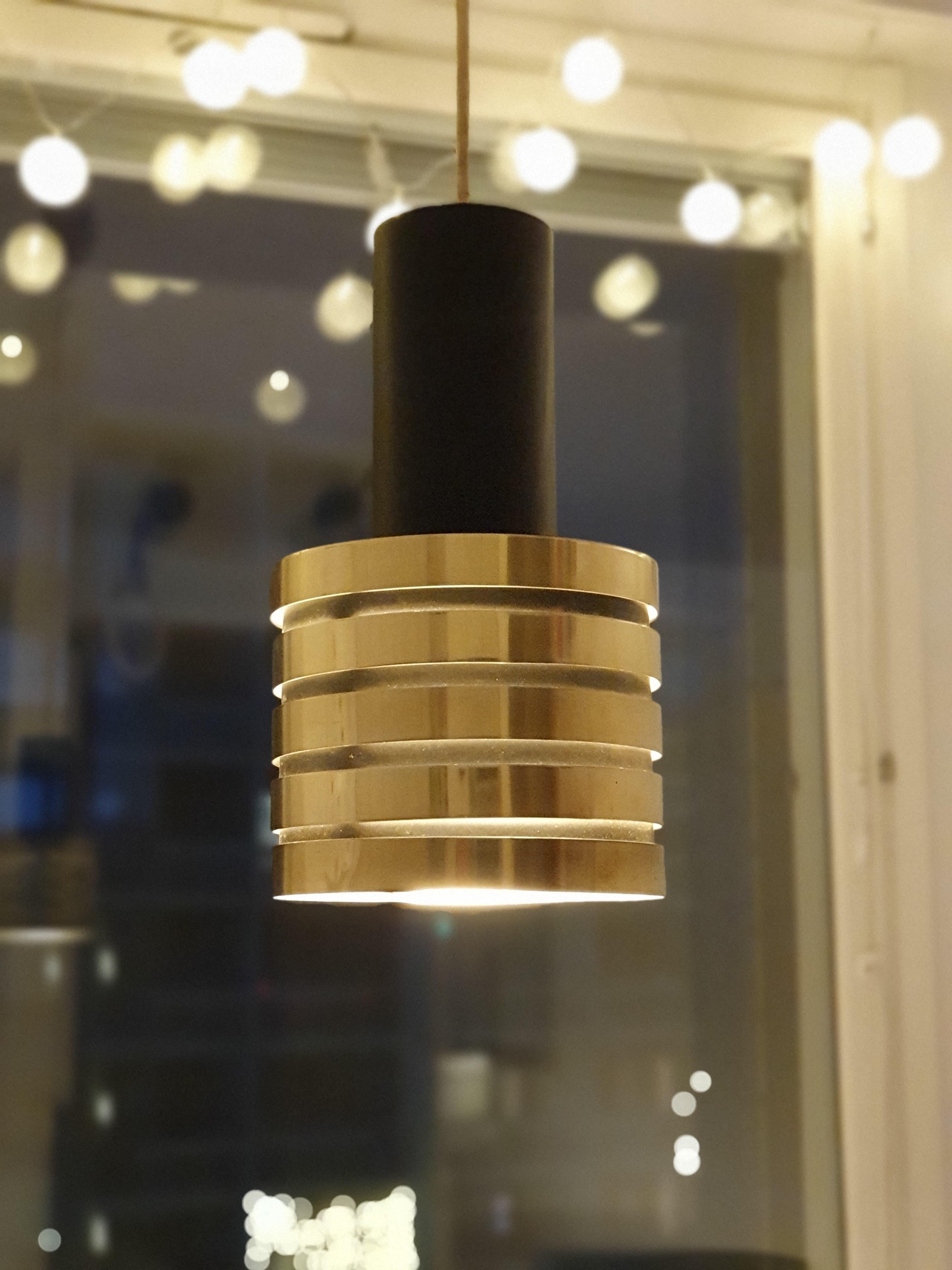 Lampada Paavo Tynell modello K2-49 per Taito Oy, in metallo verniciato nero con anelli in ottone e diffusore in vetro. La lampada risale agli anni '50 ed è in condizioni originali. La lampada ha il timbro di Taito Oy. La lampada è in buone