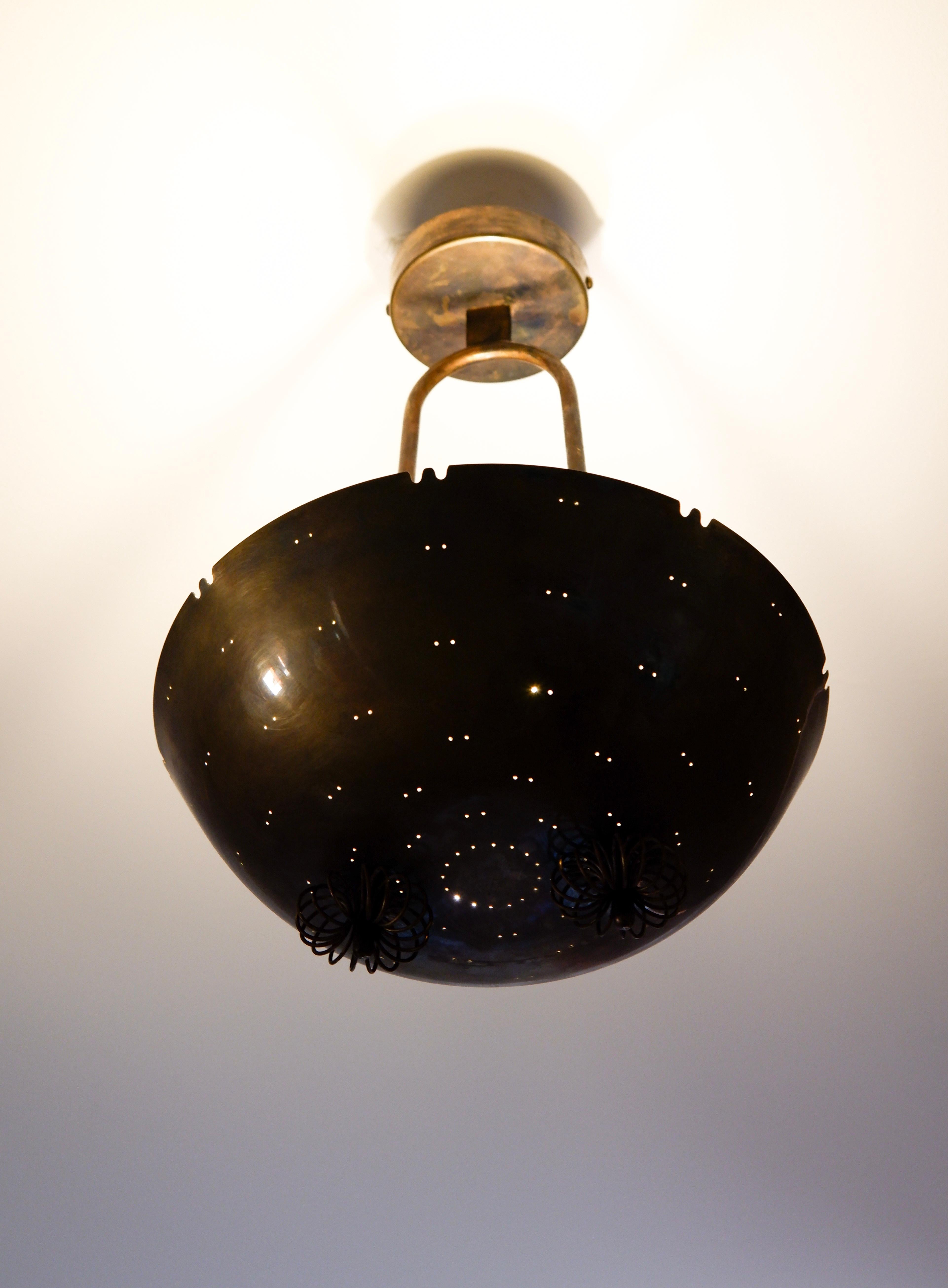 Scandinavo moderno Lampada a sospensione Paavo Tynell, ottone, 1950 circa, CIRCA. in vendita