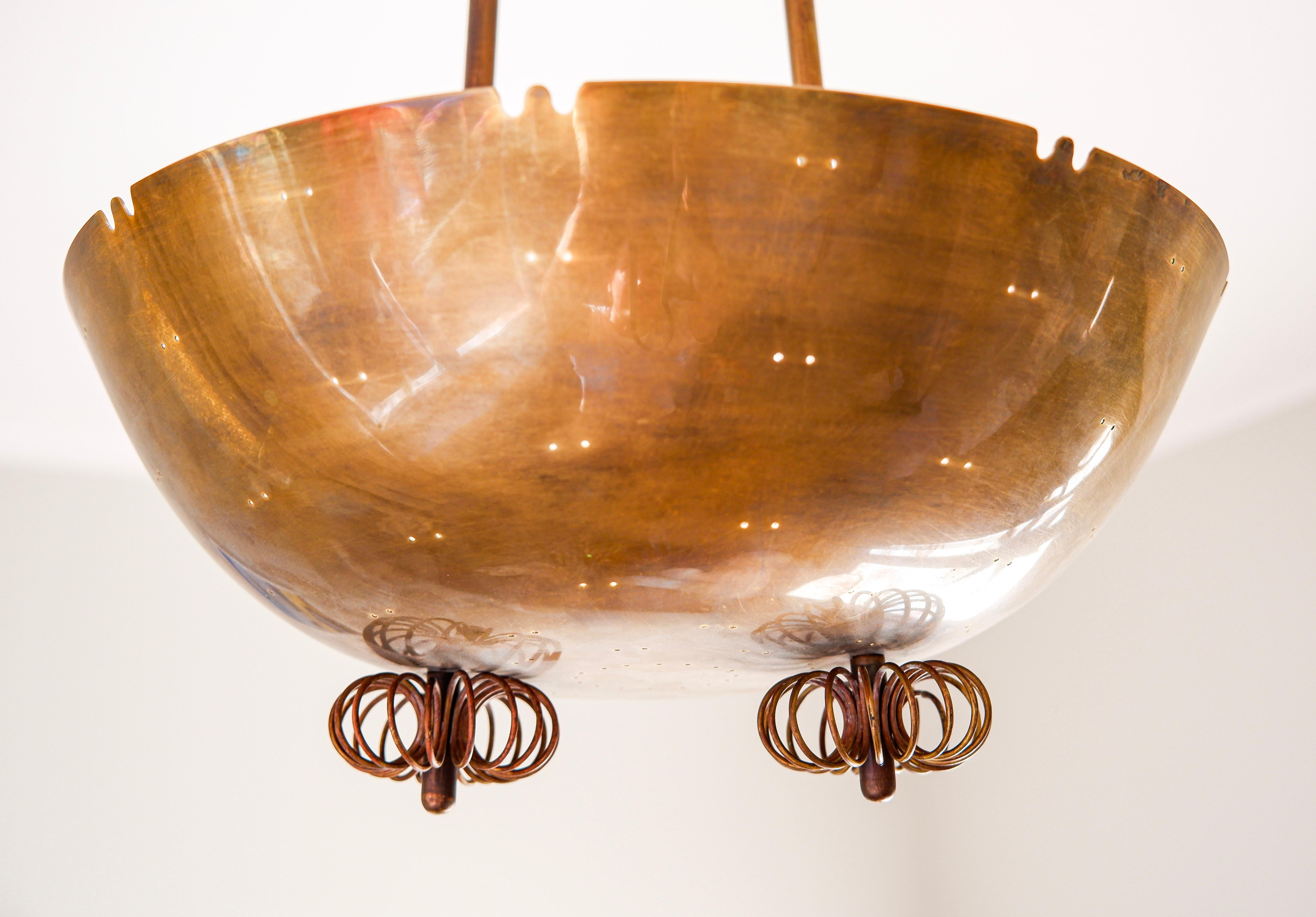 Finlandese Lampada a sospensione Paavo Tynell, ottone, 1950 circa, CIRCA. in vendita