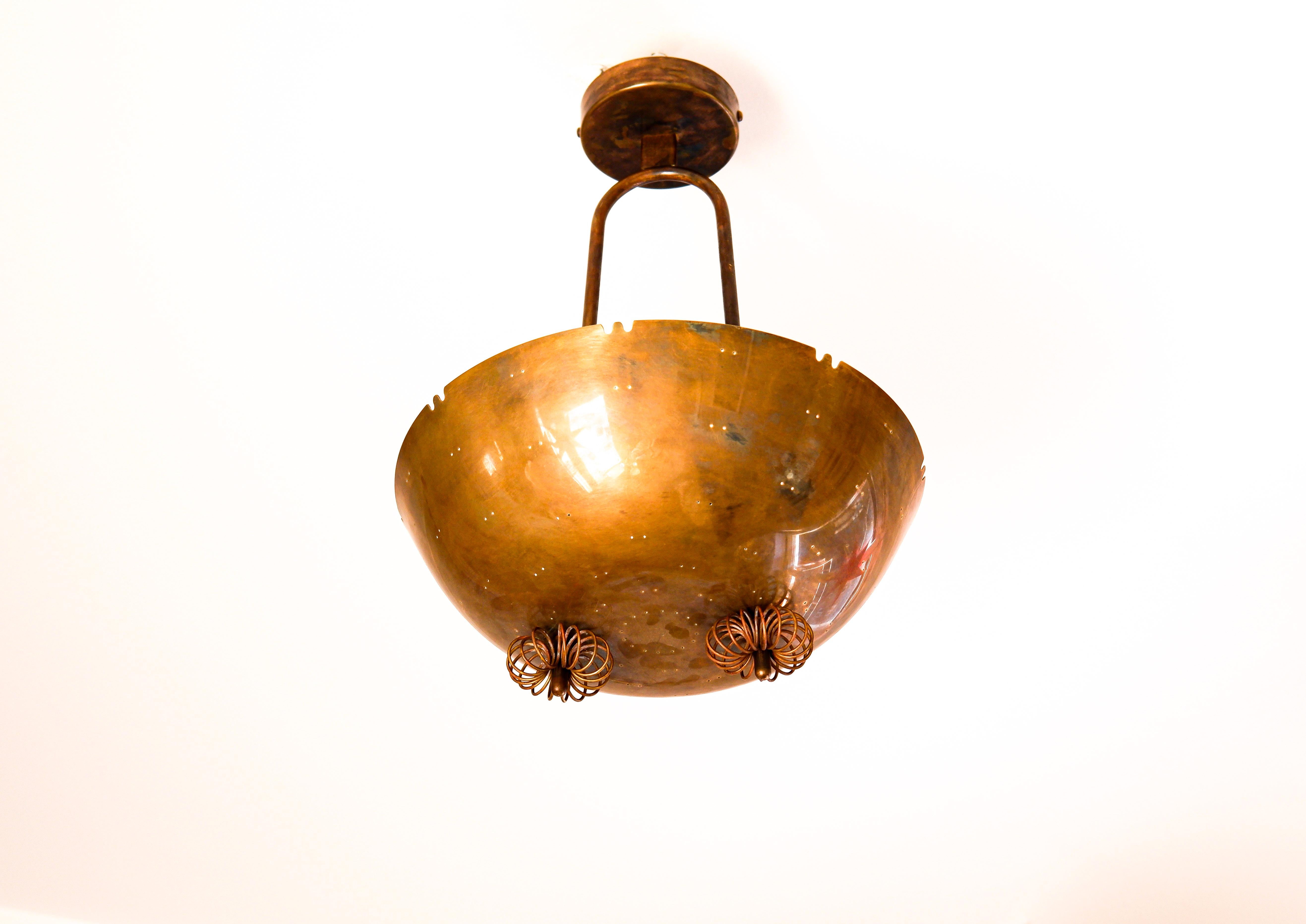 Metà XX secolo Lampada a sospensione Paavo Tynell, ottone, 1950 circa, CIRCA. in vendita