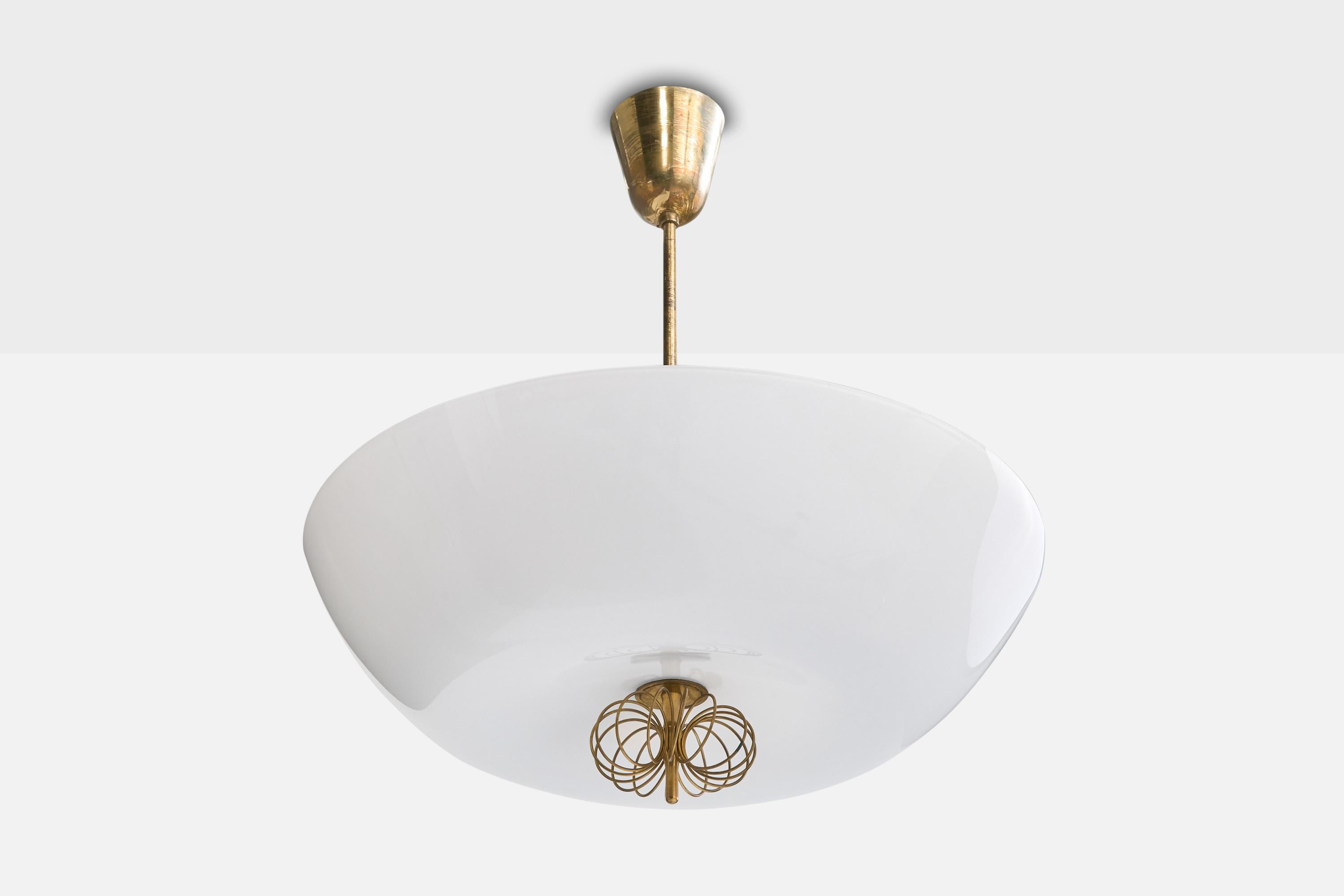 Lampada a sospensione in ottone e vetro opalino bianco progettata da Paavo Tynell e prodotta da Taito Oy, Finlandia, anni '50 circa.

Il gambo in ottone presenta una forte ossidazione.

Dimensioni complessive (pollici): 22