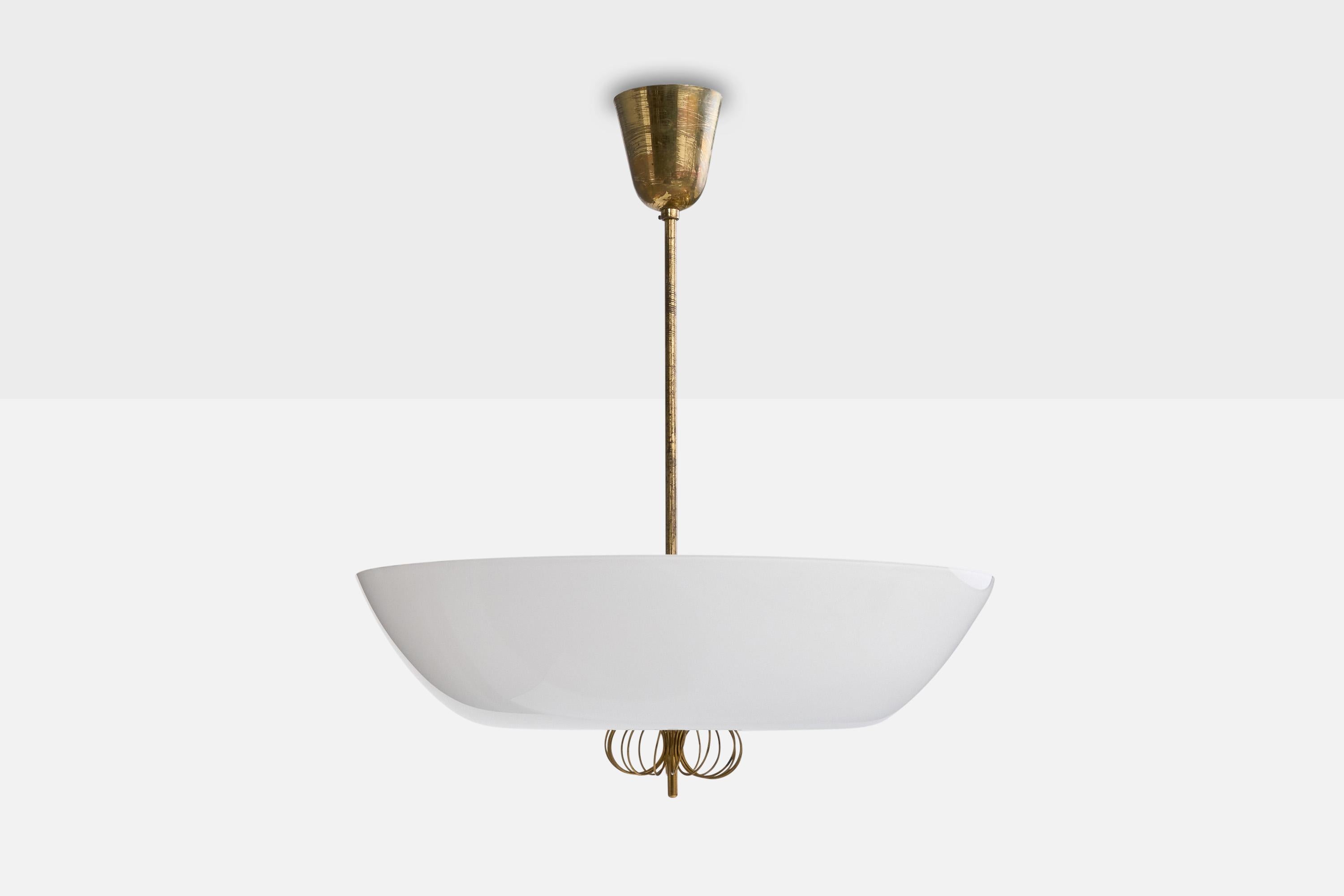 Scandinavo moderno Paavo Tynell, Lampada a sospensione, ottone, vetro, Finlandia, anni '50 in vendita