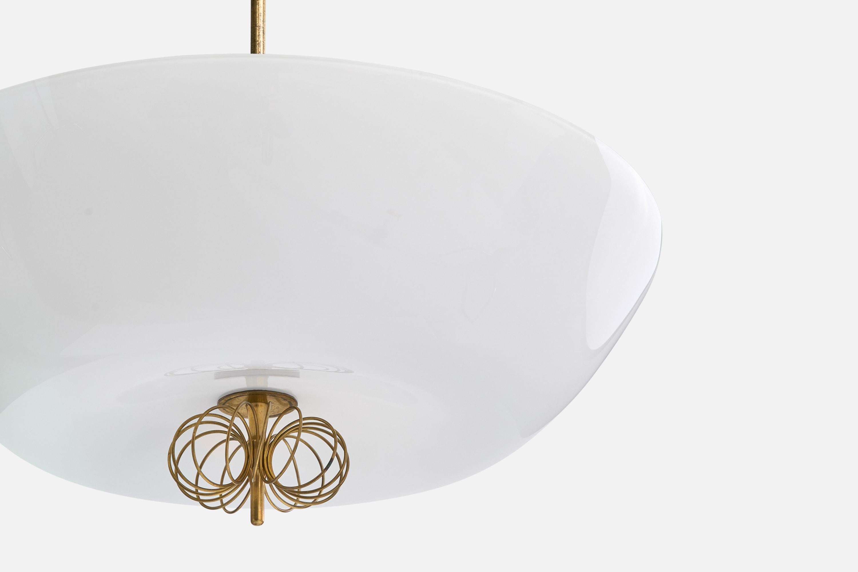 Paavo Tynell, Lampada a sospensione, ottone, vetro, Finlandia, anni '50 In condizioni buone in vendita a High Point, NC