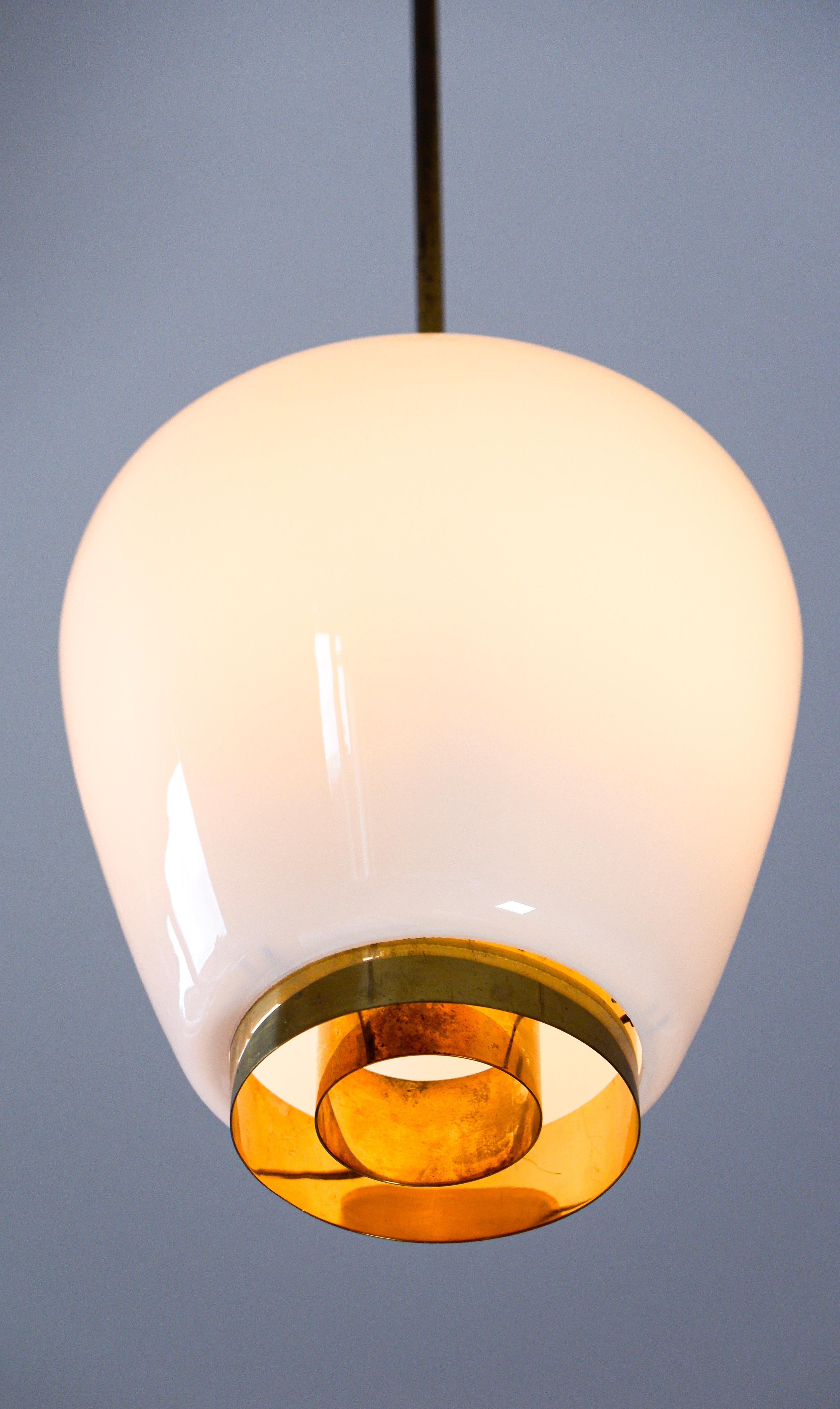 Scandinavo moderno Lampada a sospensione Paavo Tynell modello A 1-9 per Idman, Opale e Ottone in vendita