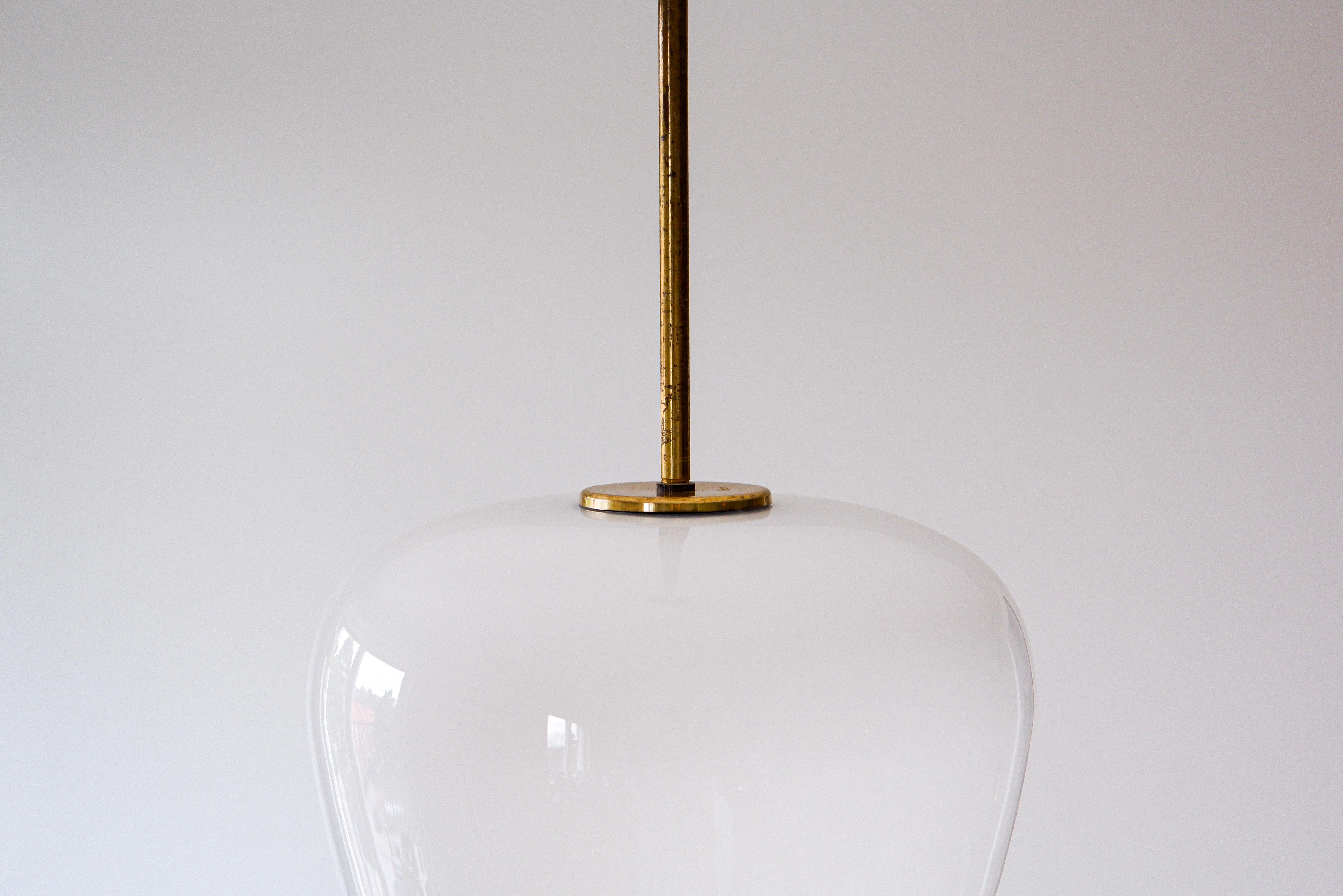 Lampada a sospensione Paavo Tynell modello A 1-9 per Idman, Opale e Ottone In condizioni discrete in vendita a Hägersten-Liljeholmen, Stockholms län