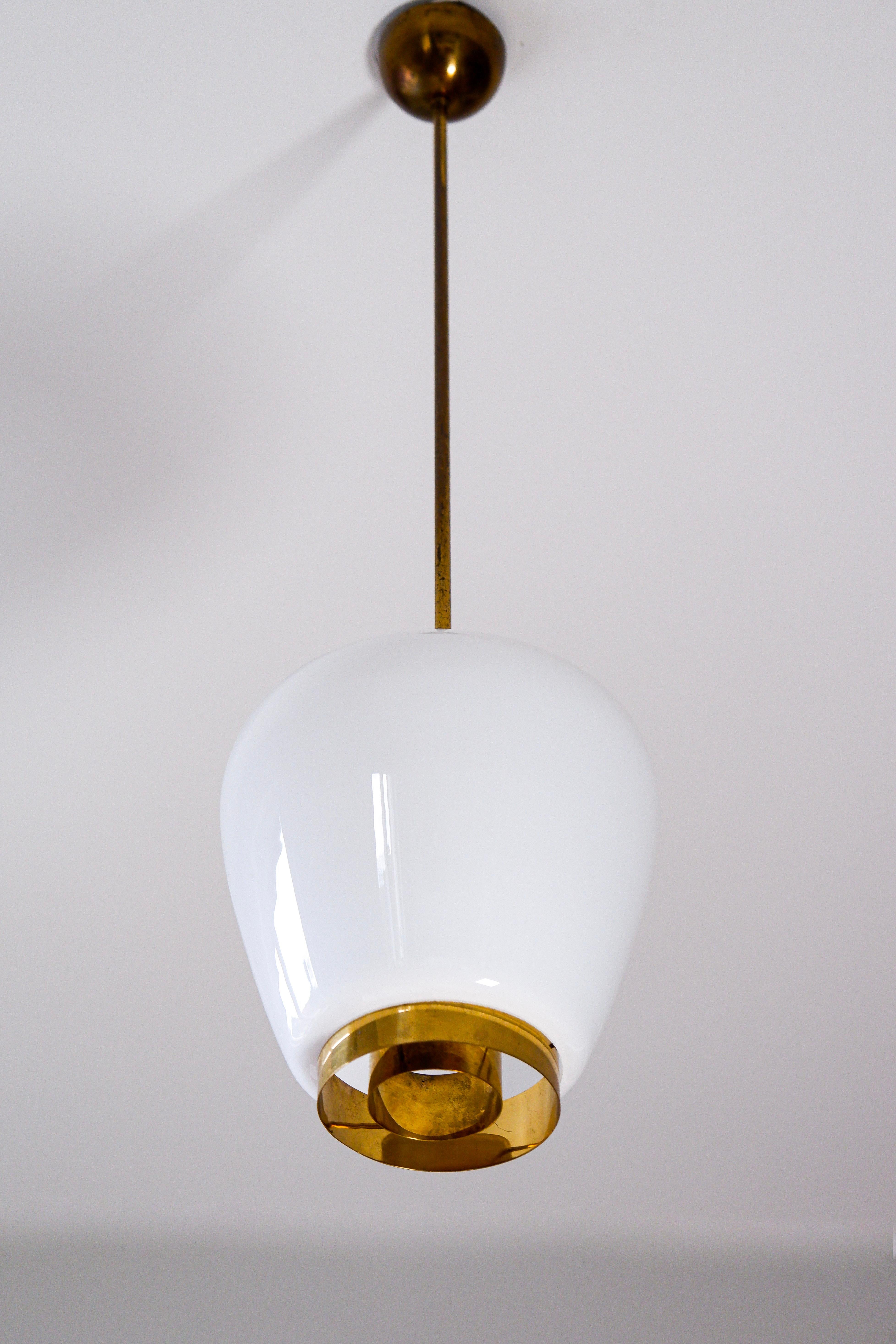 Lampada a sospensione Paavo Tynell modello A 1-9 per Idman, Opale e Ottone in vendita 2