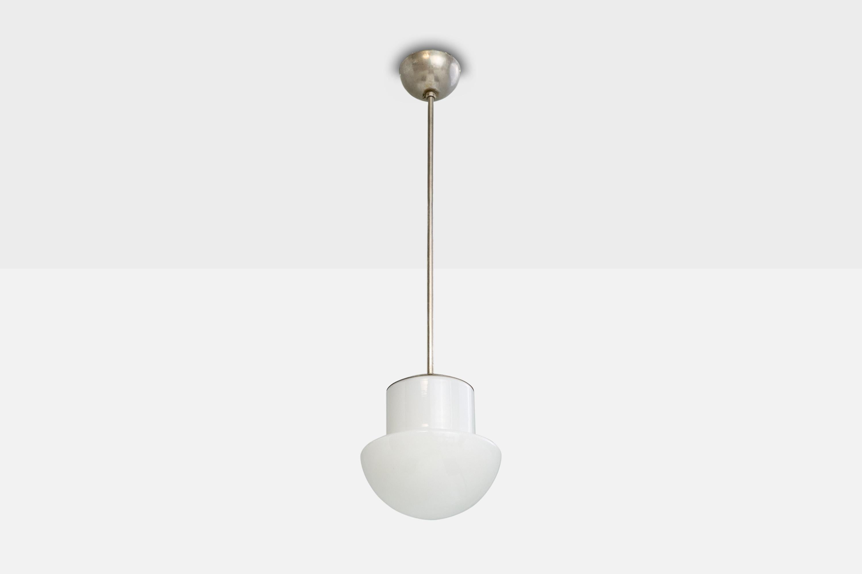 Lampada a sospensione in metallo nichelato e vetro opalino bianco progettata e prodotta in Finlandia, anni '30 circa.

Dimensioni complessive (pollici): 32