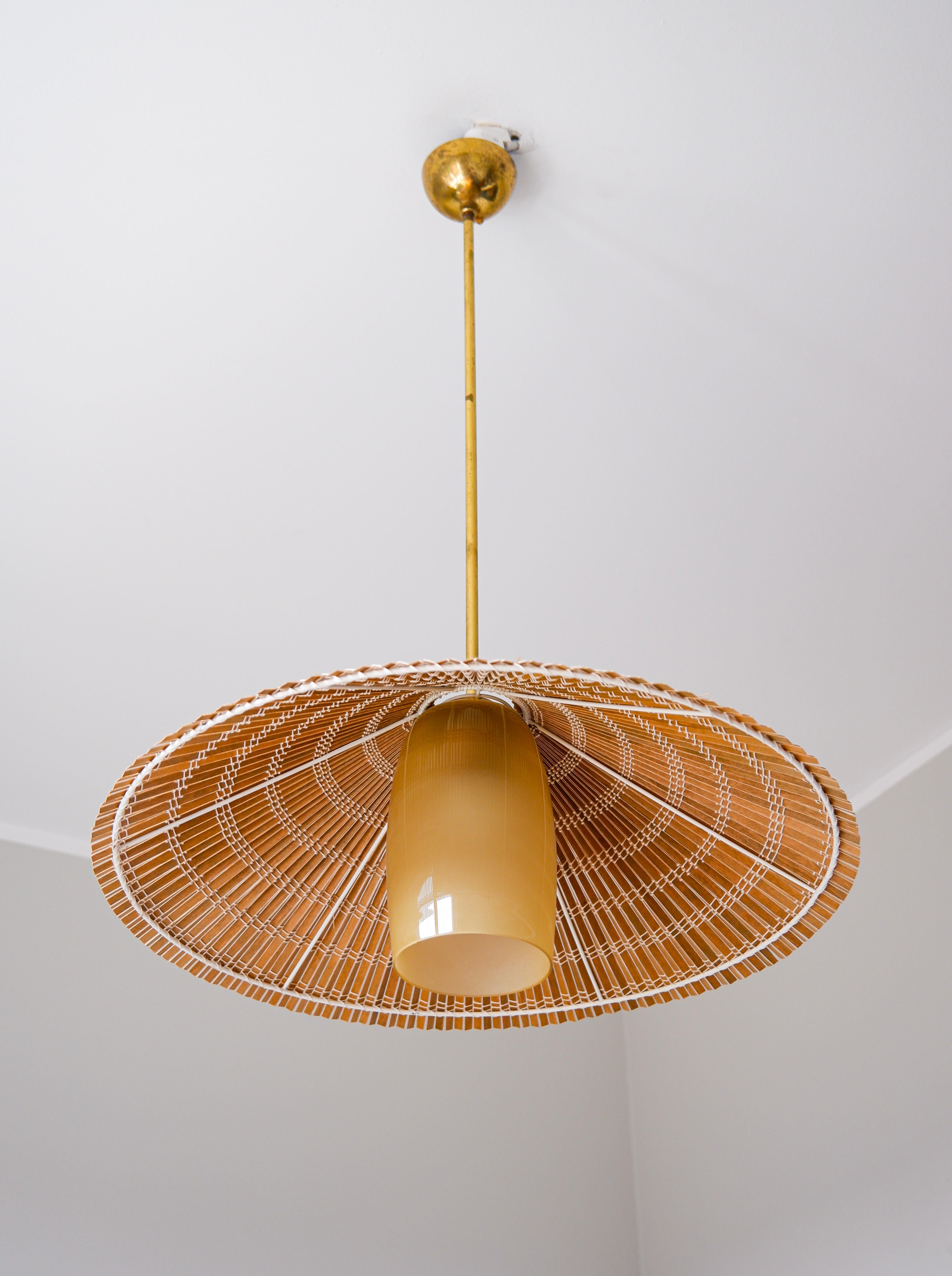 Paavo Tynell pendant model 1083 for Taito, brass, Opal & rattan For Sale 3