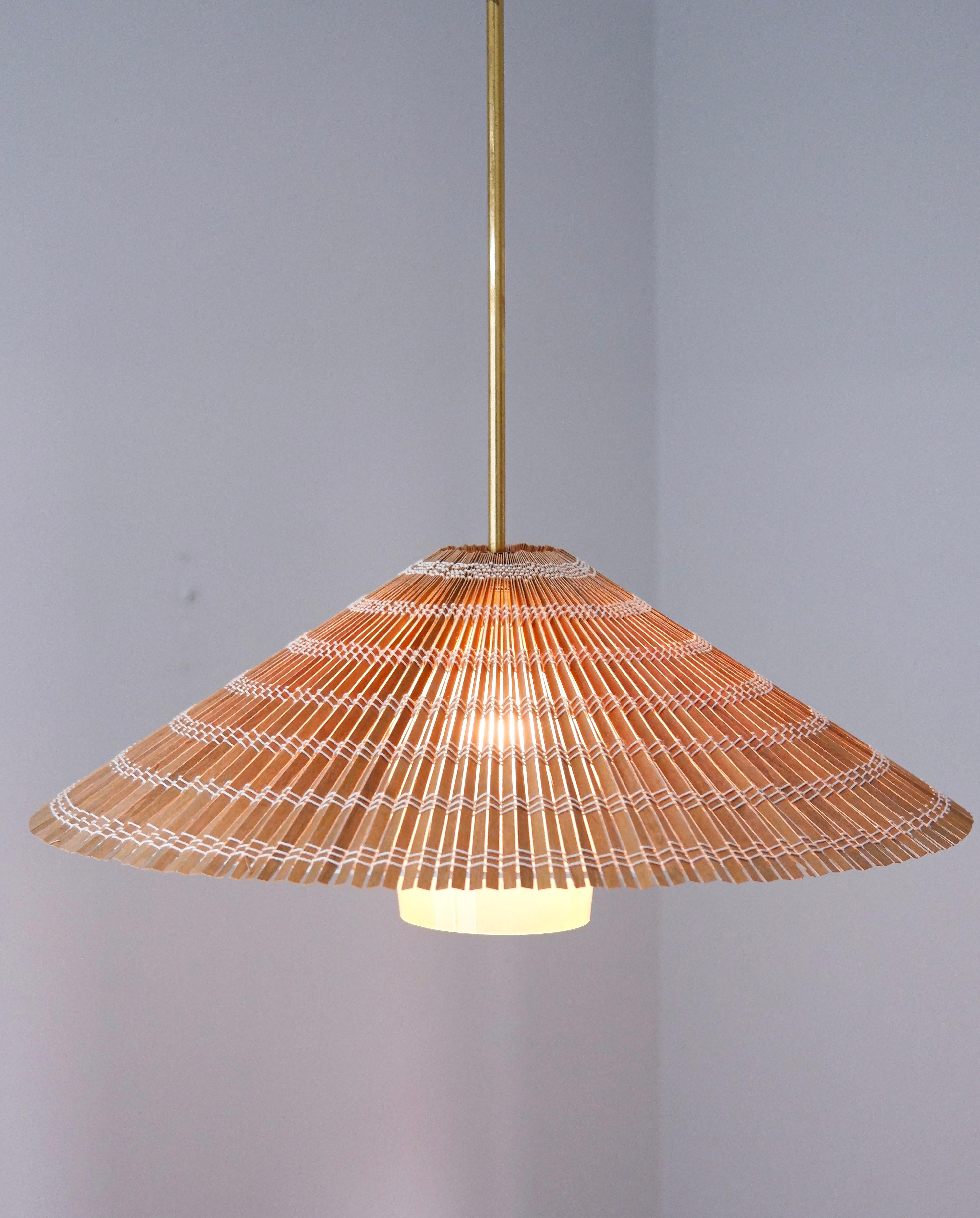 Paavo Tynell pendant model 1083 for Taito, brass, Opal & rattan For Sale 5