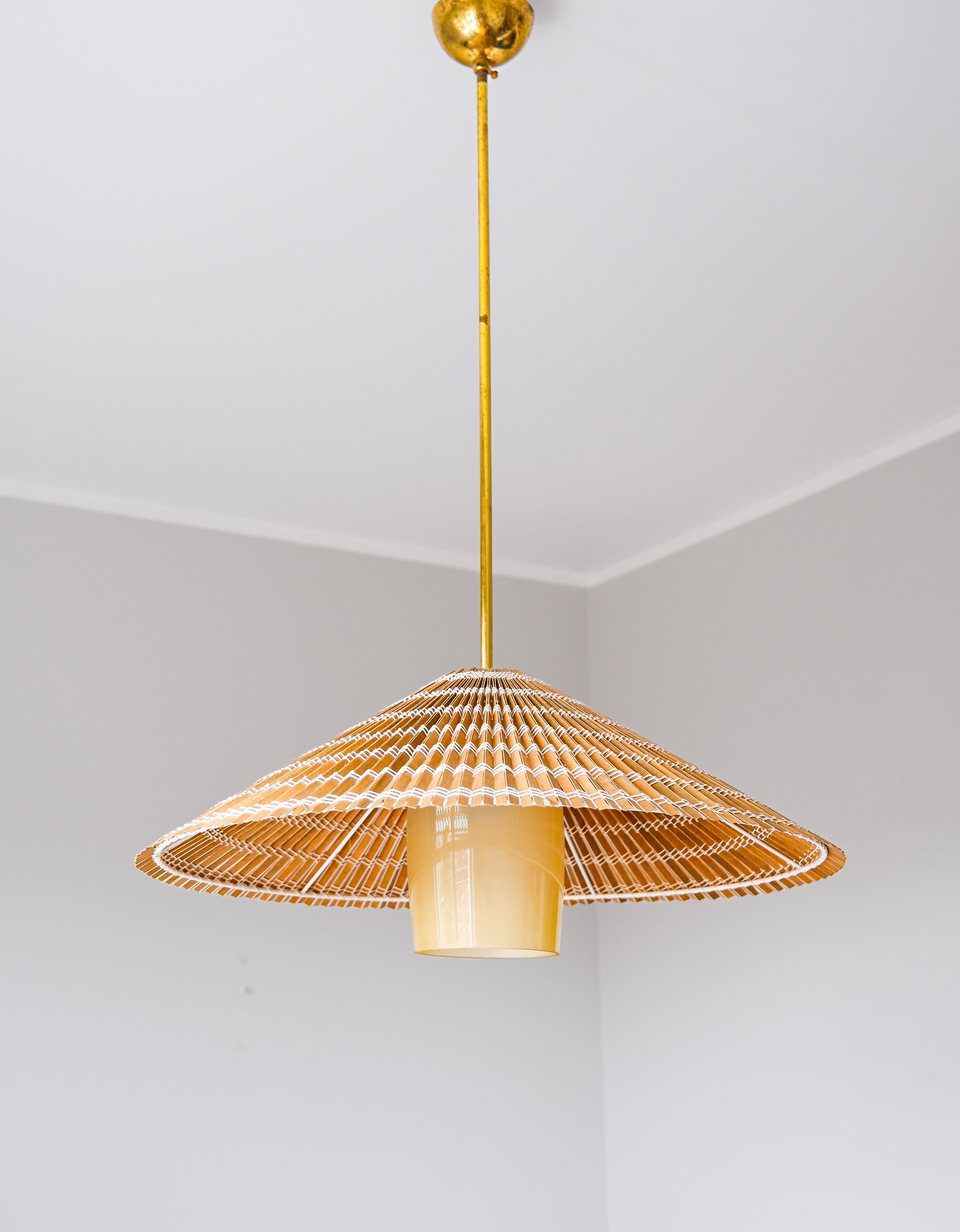 Paavo Tynell pendant model 1083 for Taito, brass, Opal & rattan For Sale 7