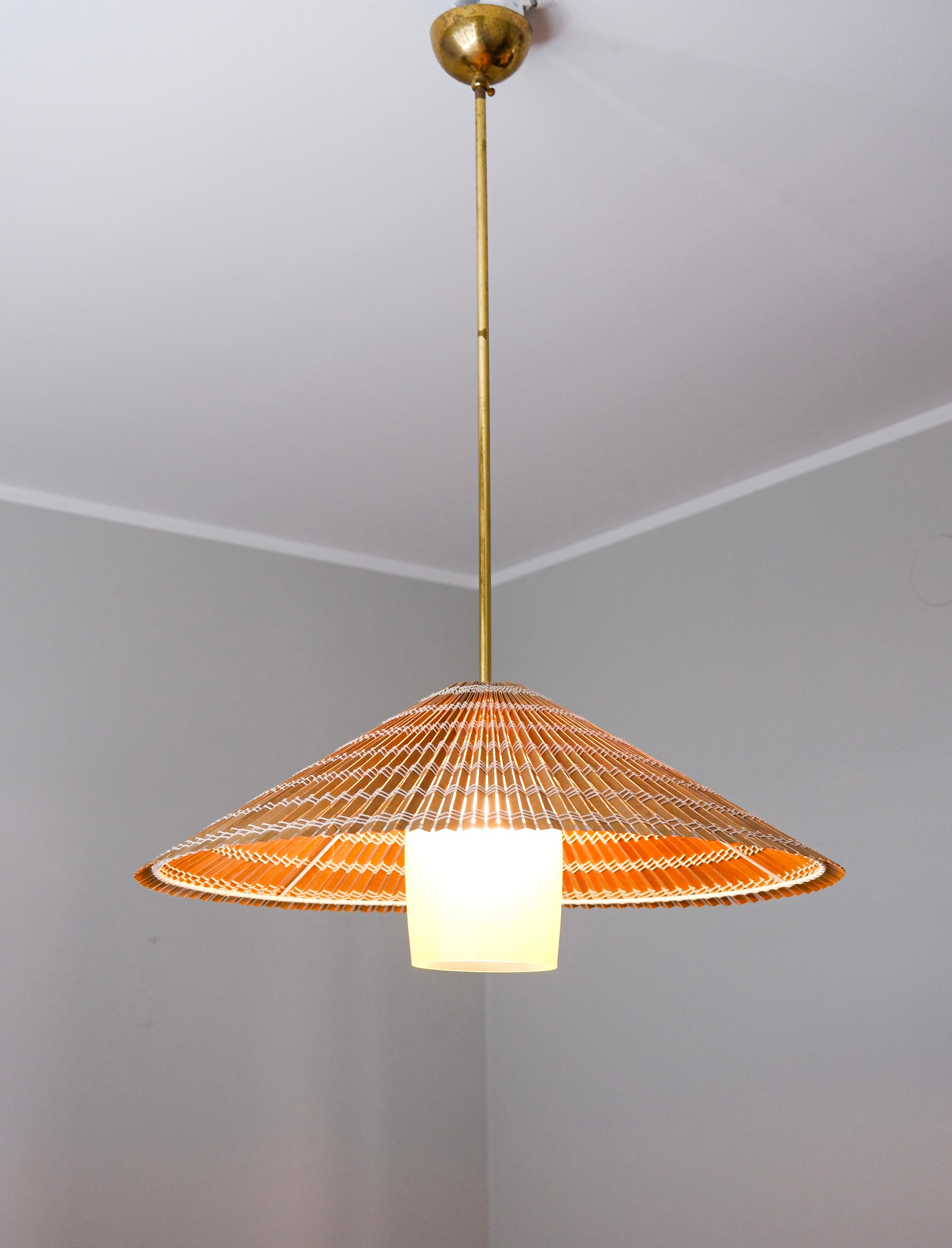 Paavo Tynell pendant model 1083 for Taito, brass, Opal & rattan For Sale 2