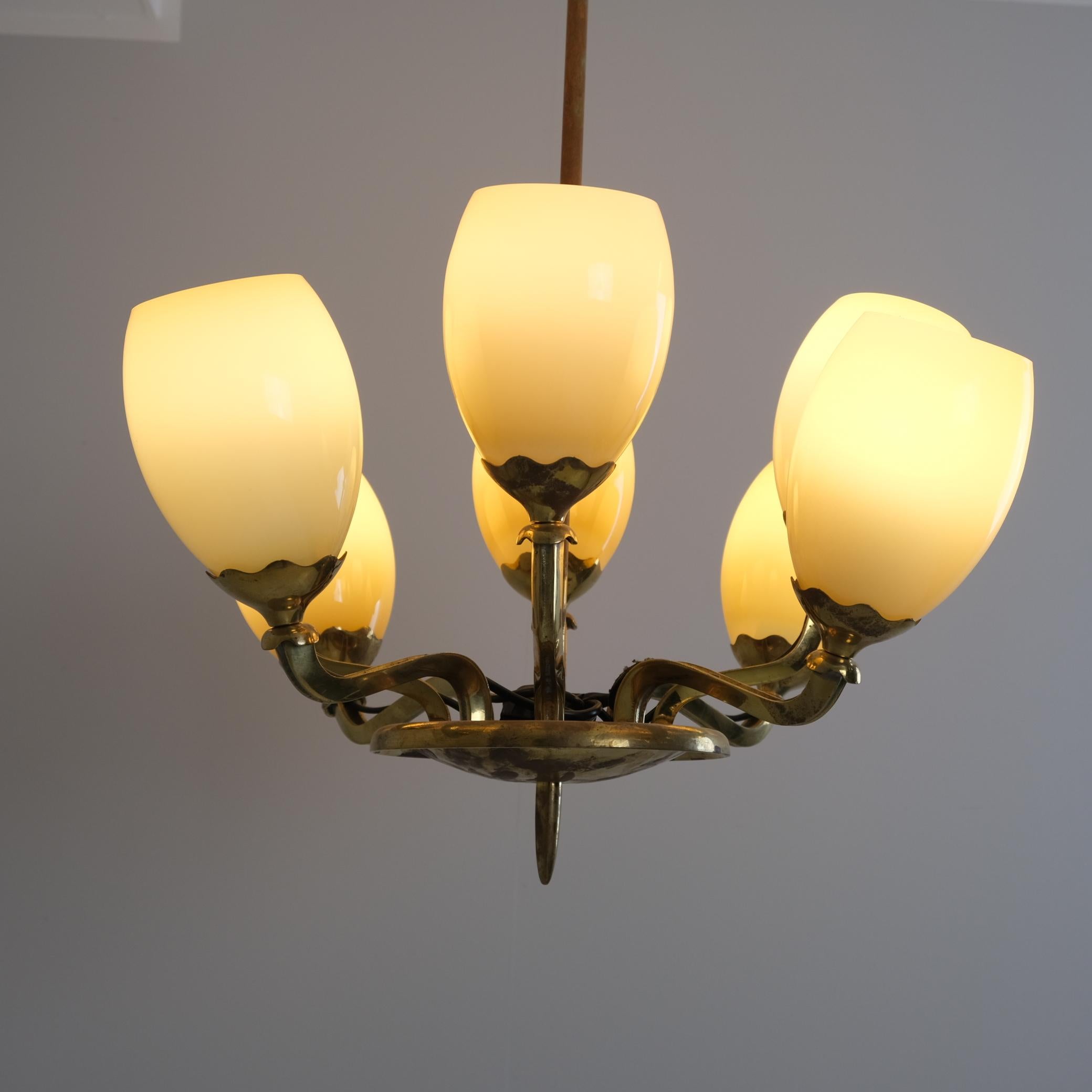 Colgante Paavo Tynell Modelo 1382 de latón y cristal opalino, Taito 1950 en venta 3