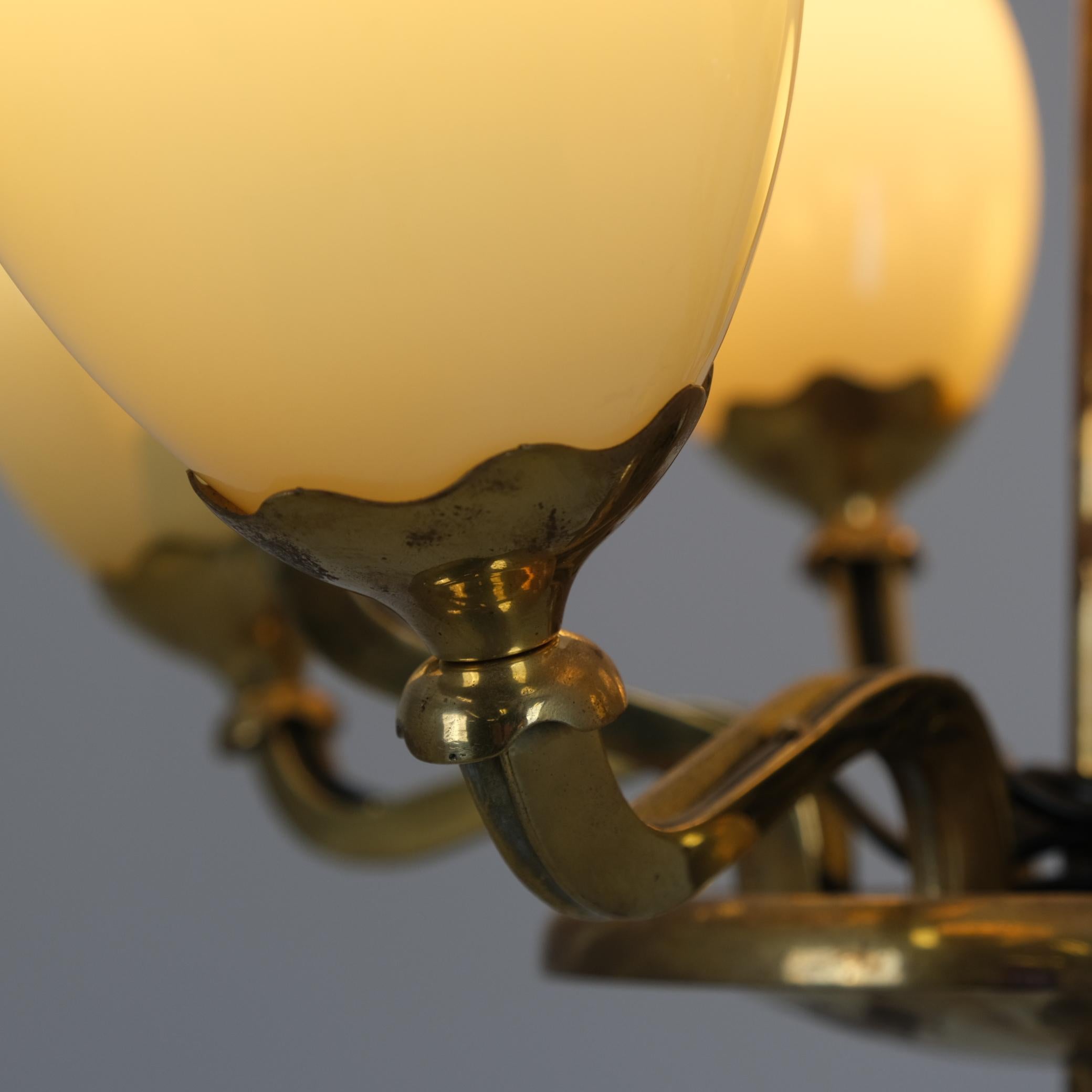 Colgante Paavo Tynell Modelo 1382 de latón y cristal opalino, Taito 1950 en venta 4