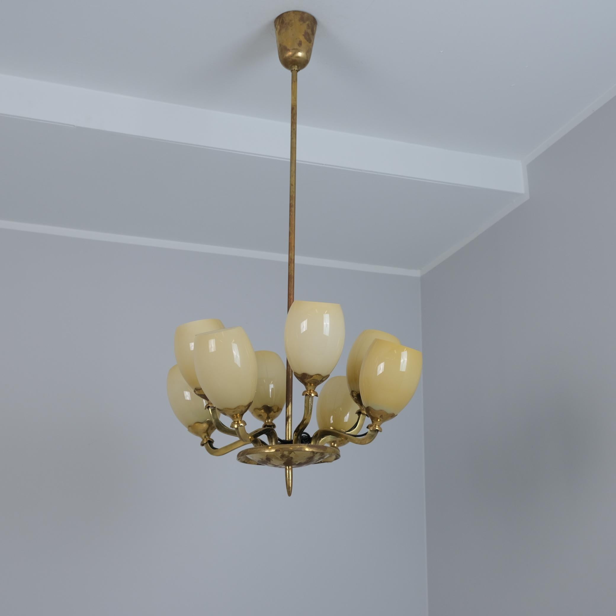 Colgante Paavo Tynell Modelo 1382 de latón y cristal opalino, Taito 1950 en venta 5