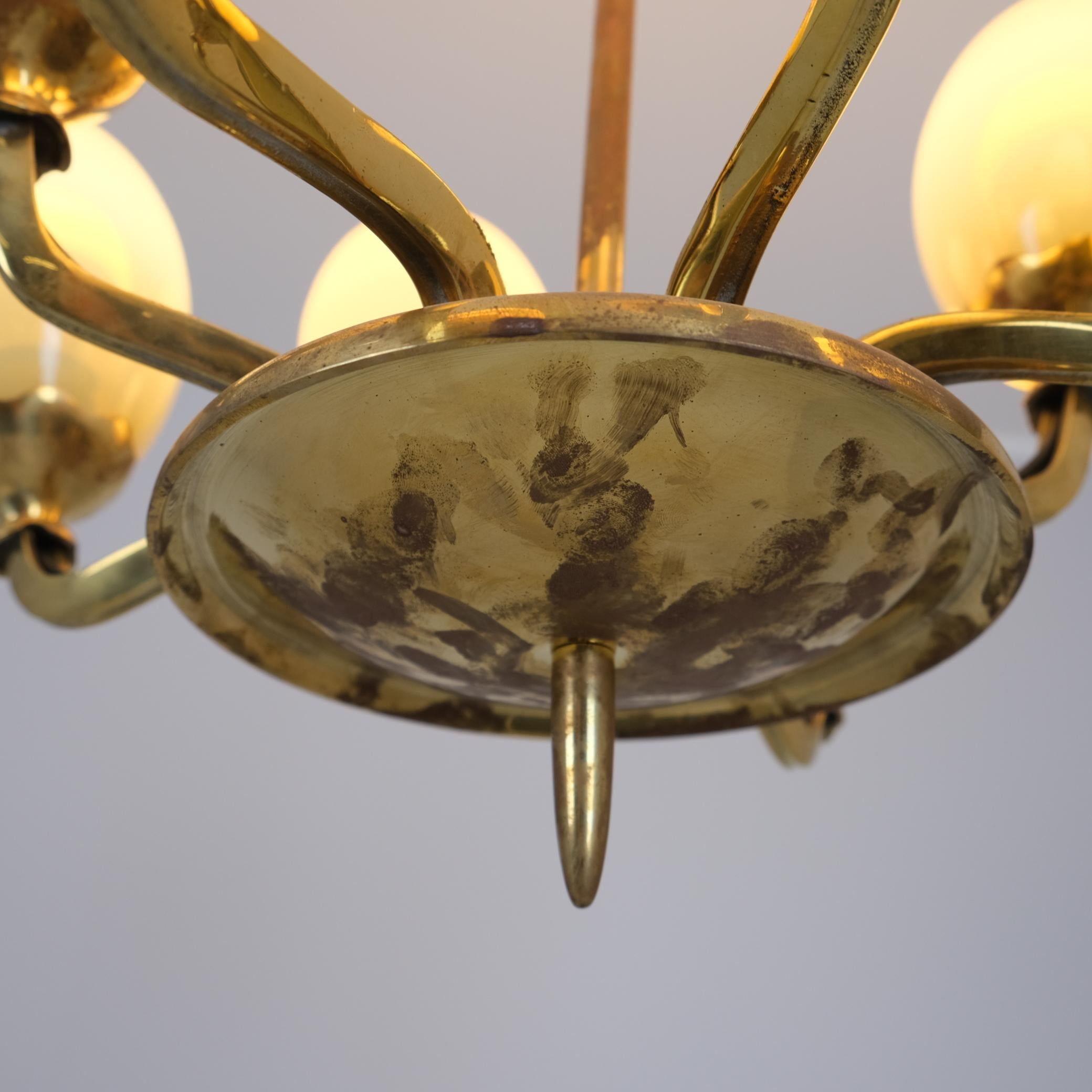 Colgante Paavo Tynell Modelo 1382 de latón y cristal opalino, Taito 1950 en venta 6