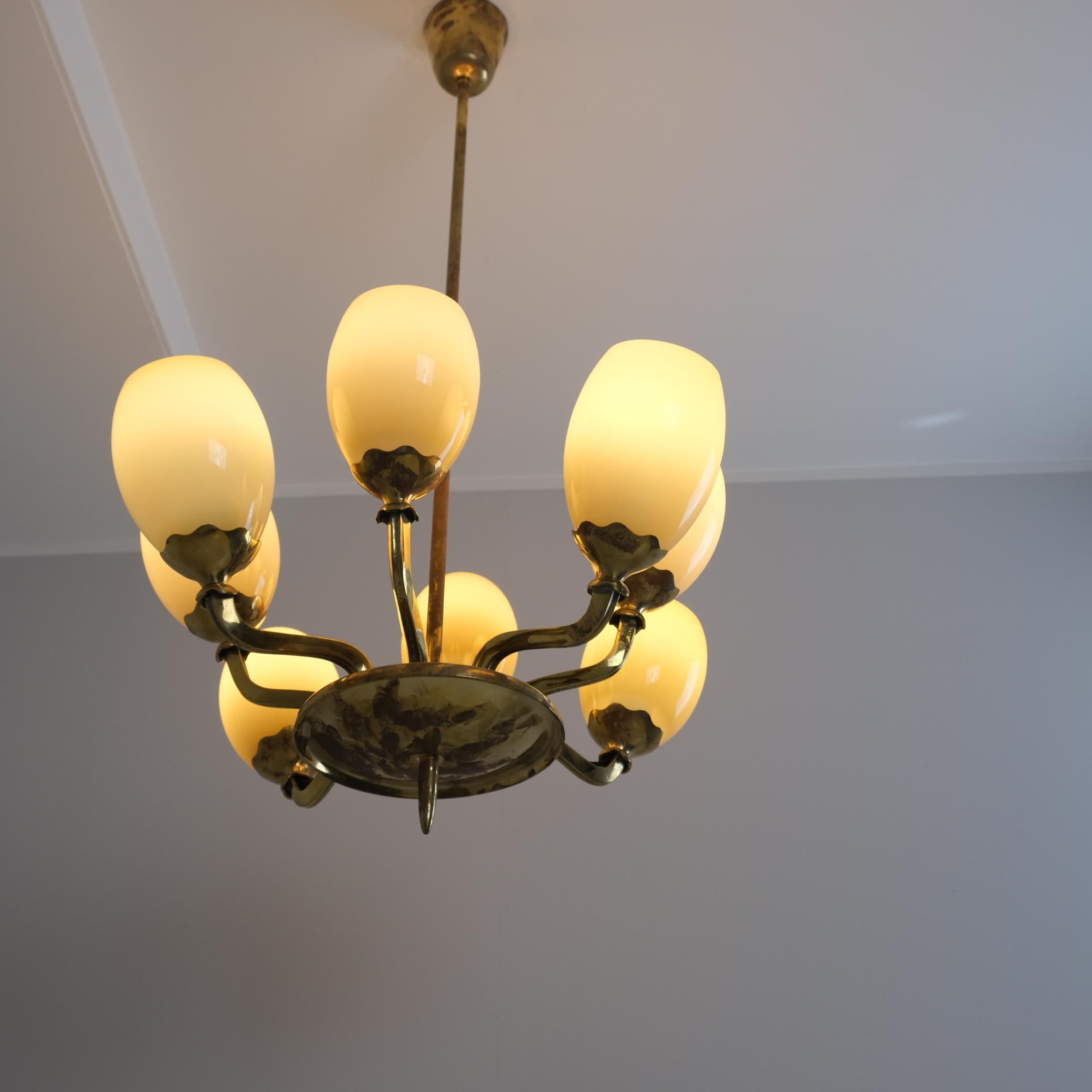 Colgante Paavo Tynell Modelo 1382 de latón y cristal opalino, Taito 1950 en venta 7