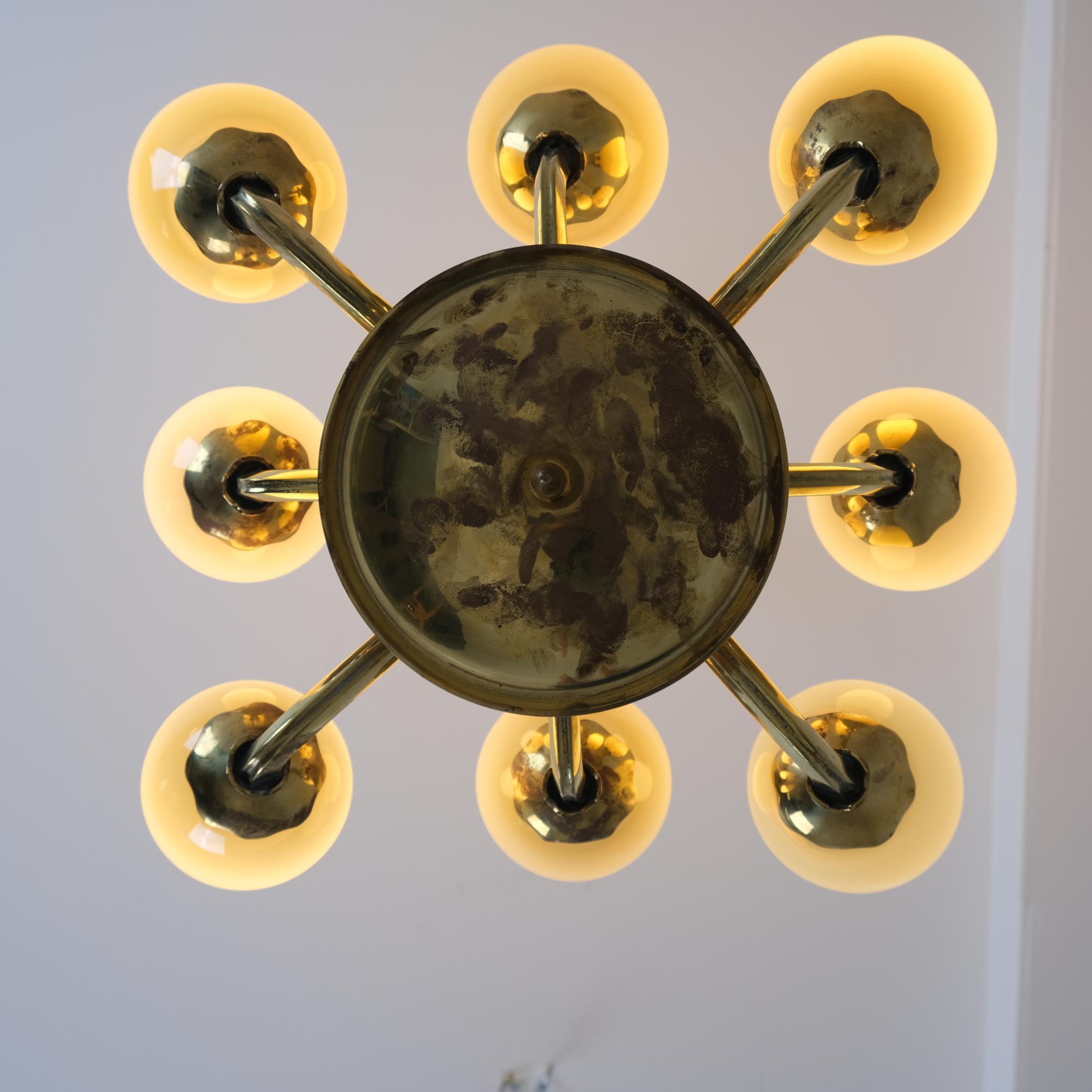 Colgante Paavo Tynell Modelo 1382 de latón y cristal opalino, Taito 1950 en venta 8