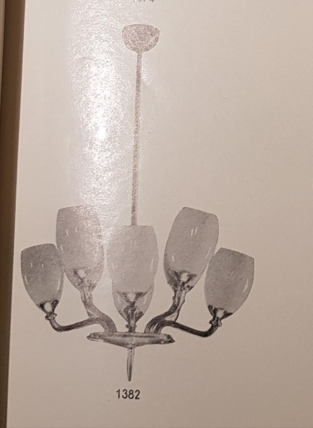 Colgante Paavo Tynell Modelo 1382 de latón y cristal opalino, Taito 1950 en venta 9