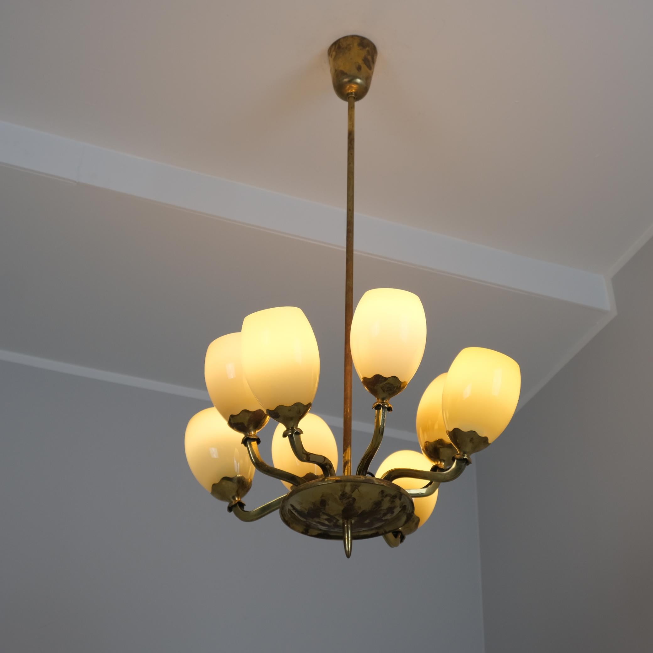 Una hermosa y temprana lámpara de techo Paavo Tynell, modelo 1382, fabricada por Taito. Esta lámpara se encargó originalmente para el camping Julkvärvi, un lugar de retiro para los empleados de Finlayson, que se inauguró en 1950. El diseño presenta