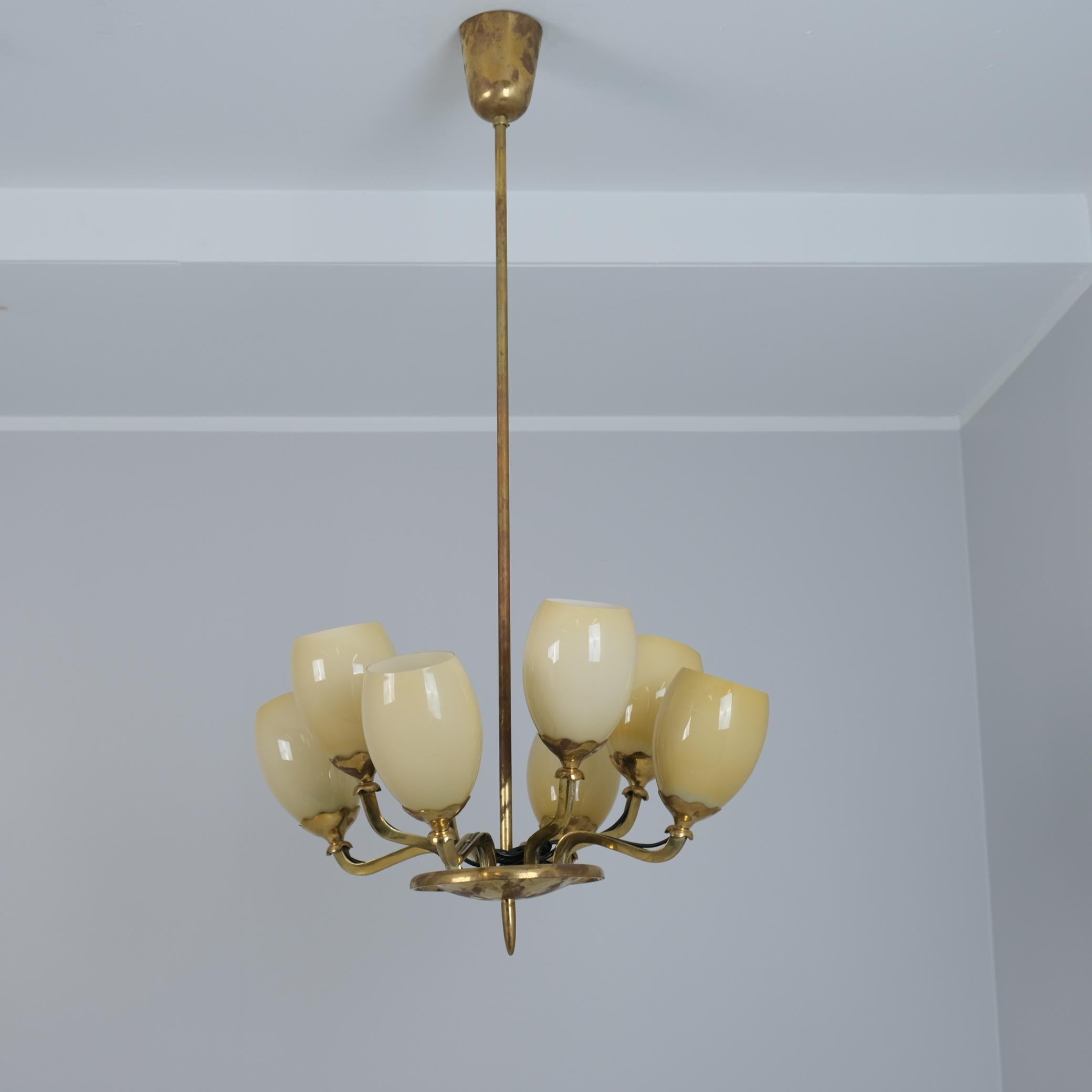 Colgante Paavo Tynell Modelo 1382 de latón y cristal opalino, Taito 1950 Renacimiento neoclásico en venta