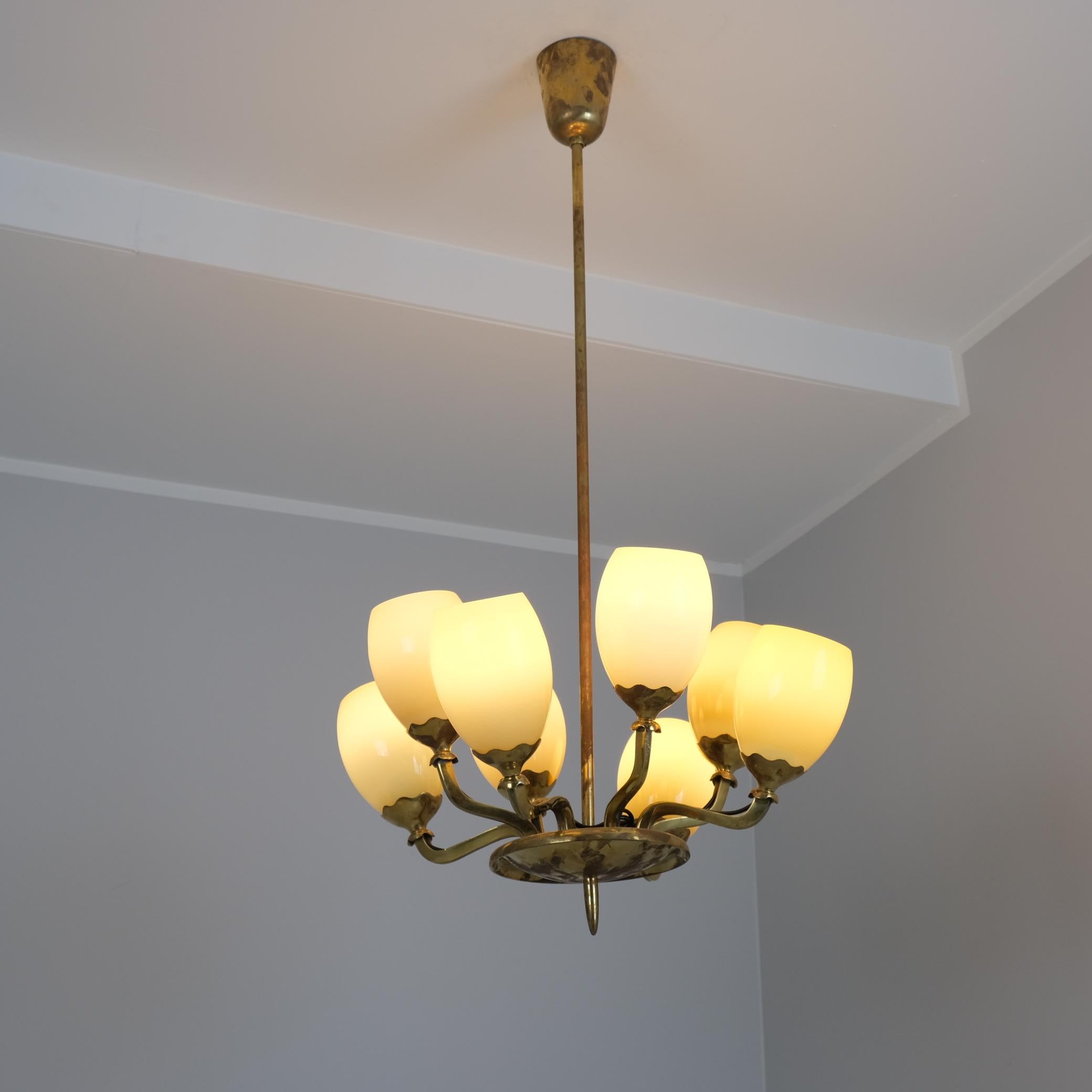 Colgante Paavo Tynell Modelo 1382 de latón y cristal opalino, Taito 1950 Finlandés en venta