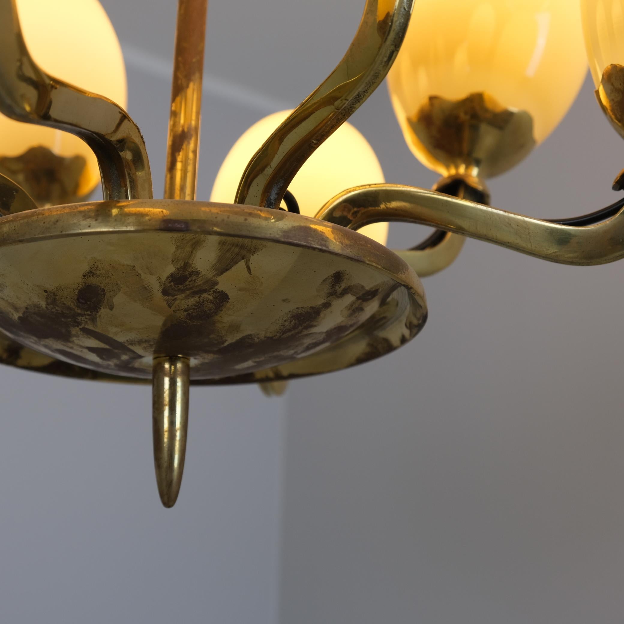 Colgante Paavo Tynell Modelo 1382 de latón y cristal opalino, Taito 1950 en Bueno estado para la venta en Helsinki, FI