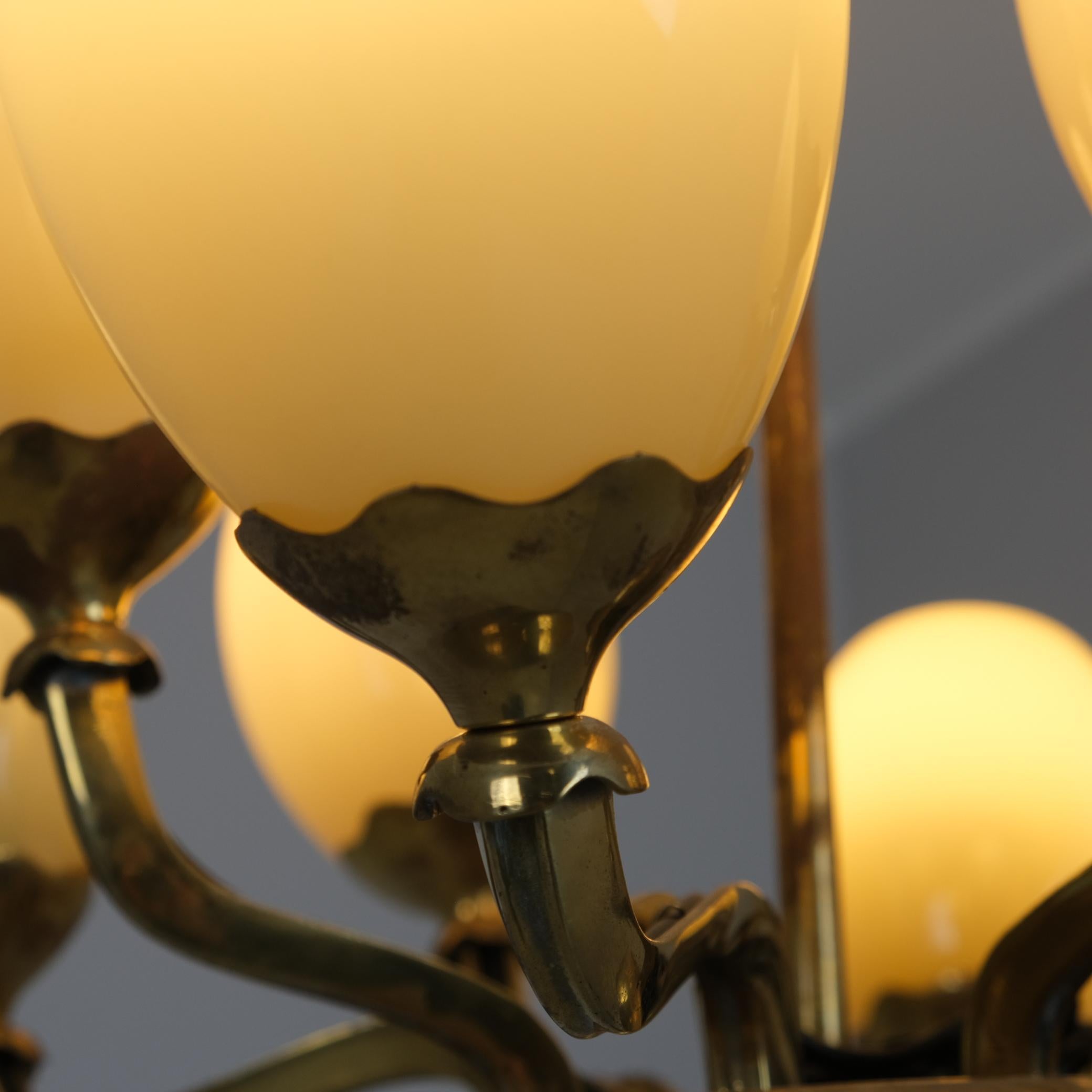 Colgante Paavo Tynell Modelo 1382 de latón y cristal opalino, Taito 1950 mediados del siglo XX en venta