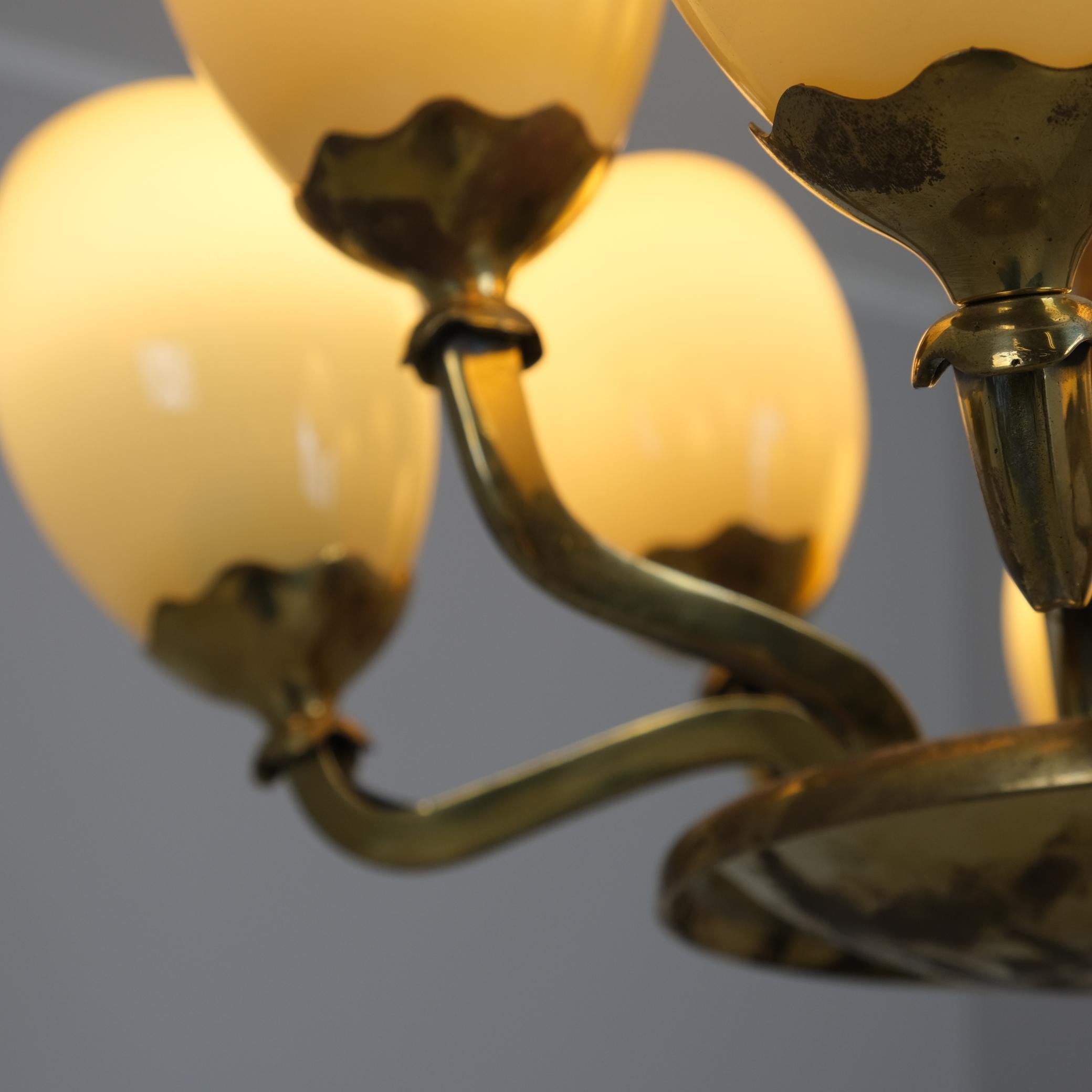 Colgante Paavo Tynell Modelo 1382 de latón y cristal opalino, Taito 1950 Latón en venta