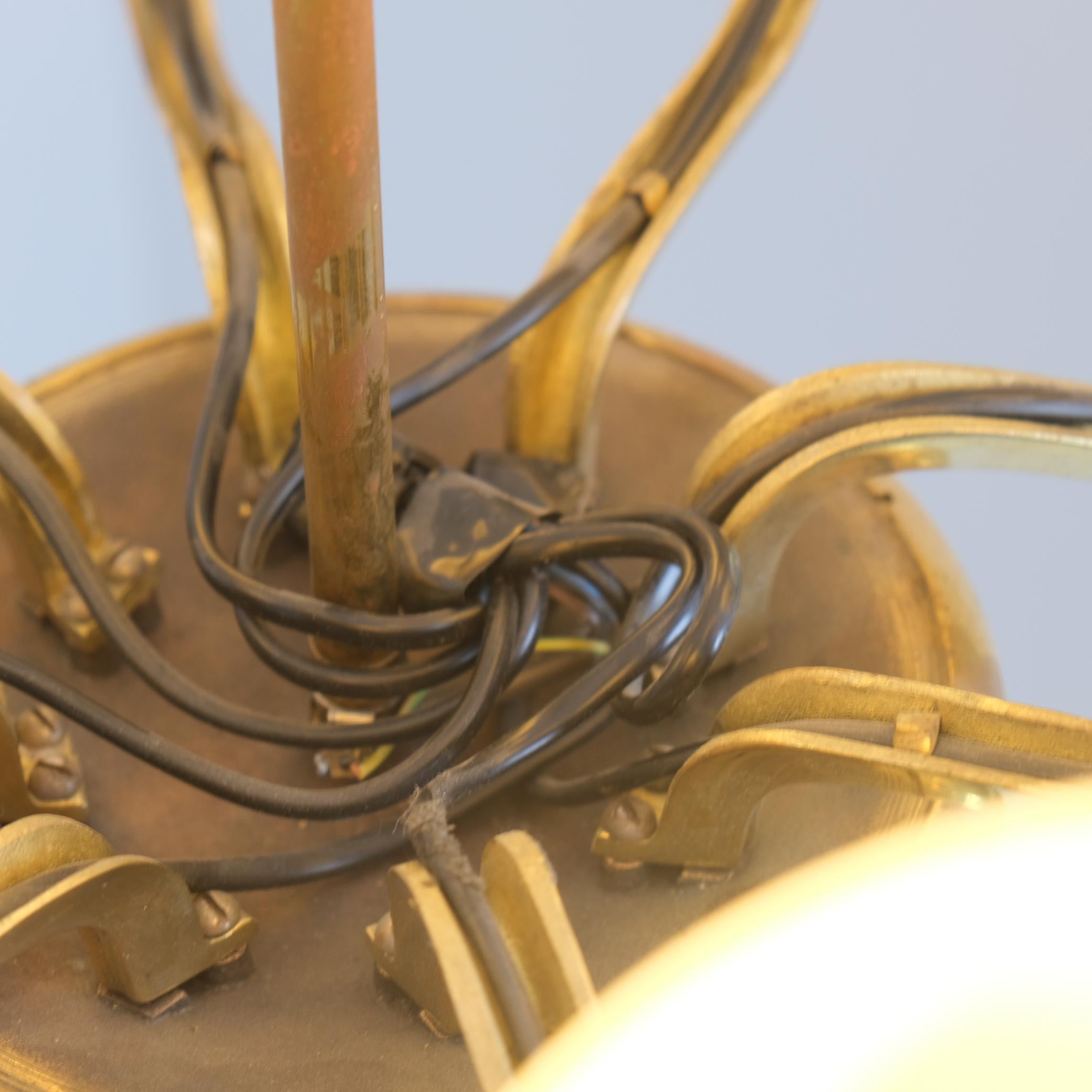 Colgante Paavo Tynell Modelo 1382 de latón y cristal opalino, Taito 1950 en venta 1