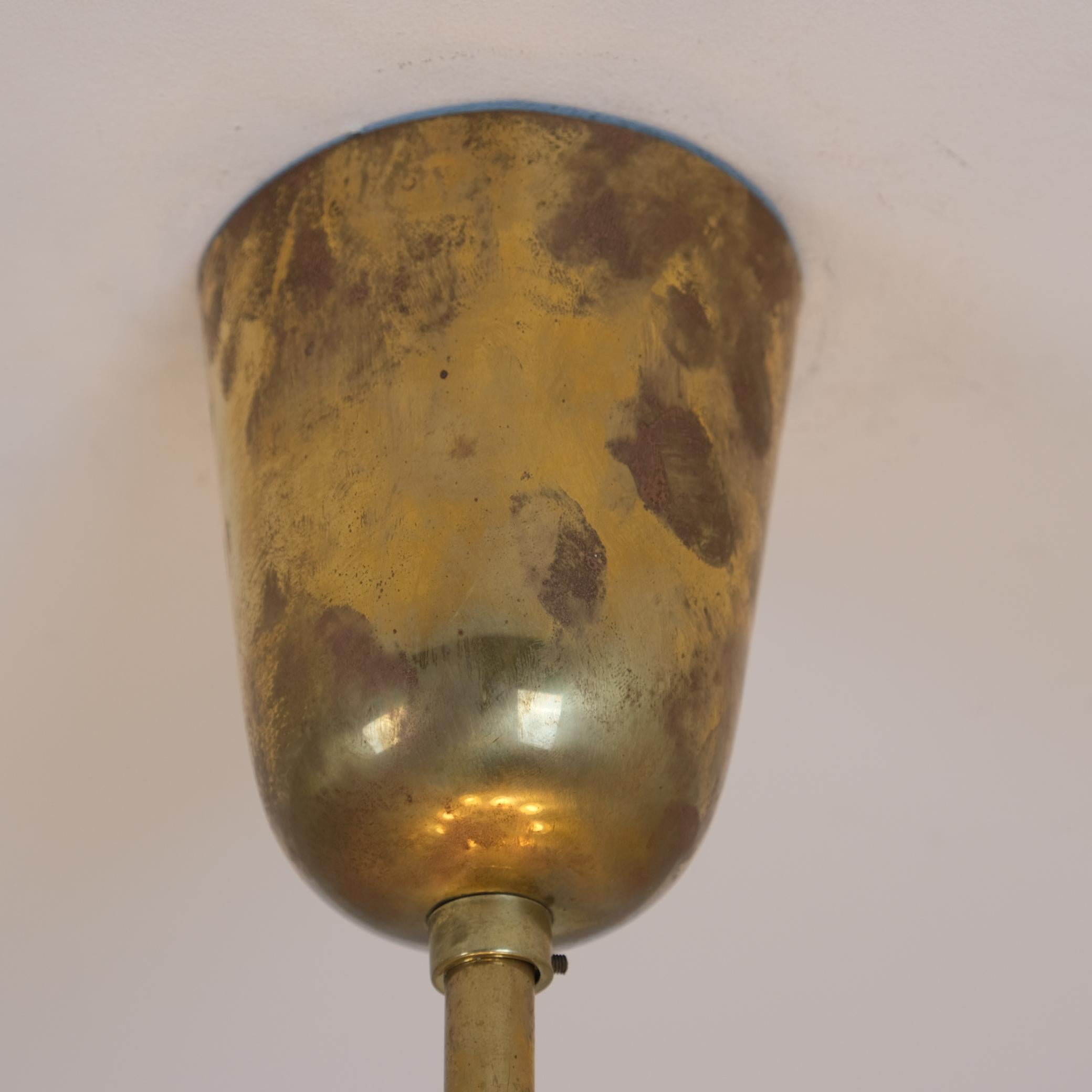 Colgante Paavo Tynell Modelo 1382 de latón y cristal opalino, Taito 1950 en venta 2