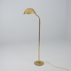 Lampada da terra in ottone traforato e pelle Paavo Tynell Modello 9608, Taito 1950s