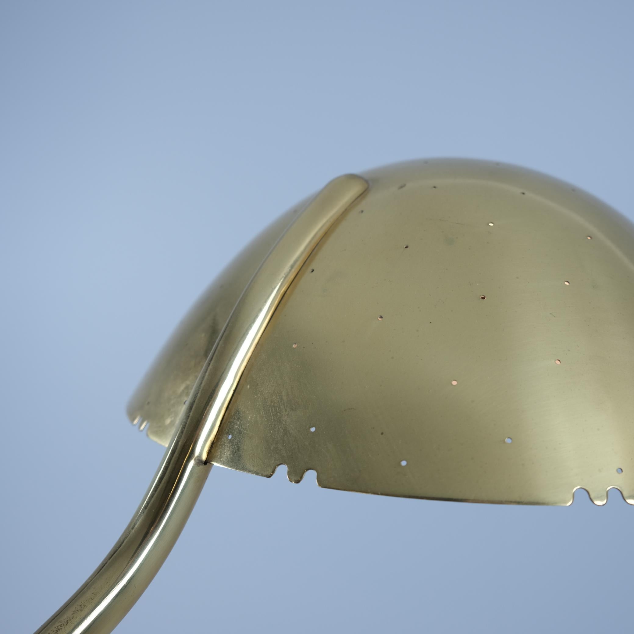 Paavo Tynell Perforated Brass and Leather Floor Lamp Model 9608, Taito 1950s In Good Condition For Sale In Helsinki, FI