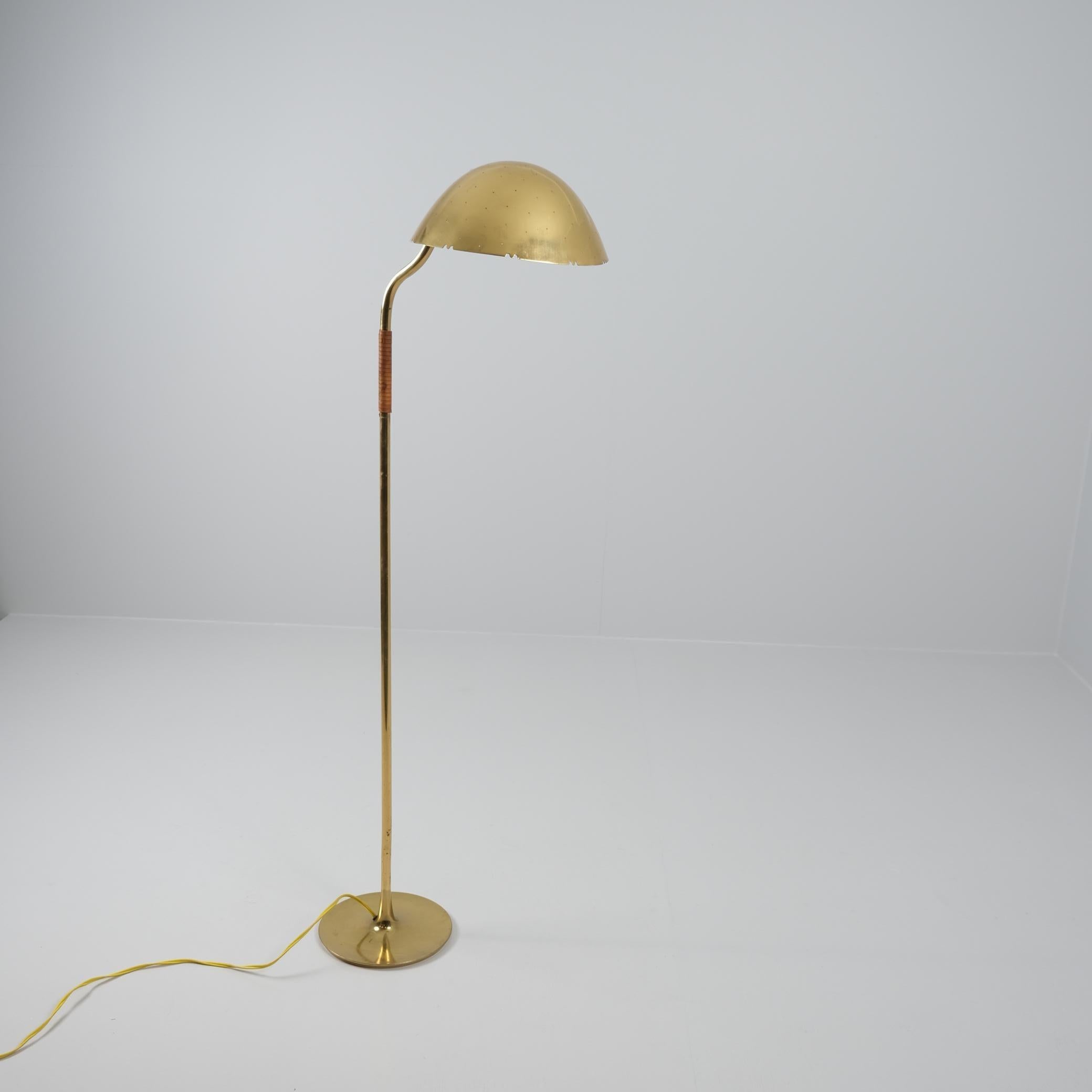 Paavo Tynell Perforated Brass and Leather Floor Lamp Model 9608, Taito 1950s For Sale 1