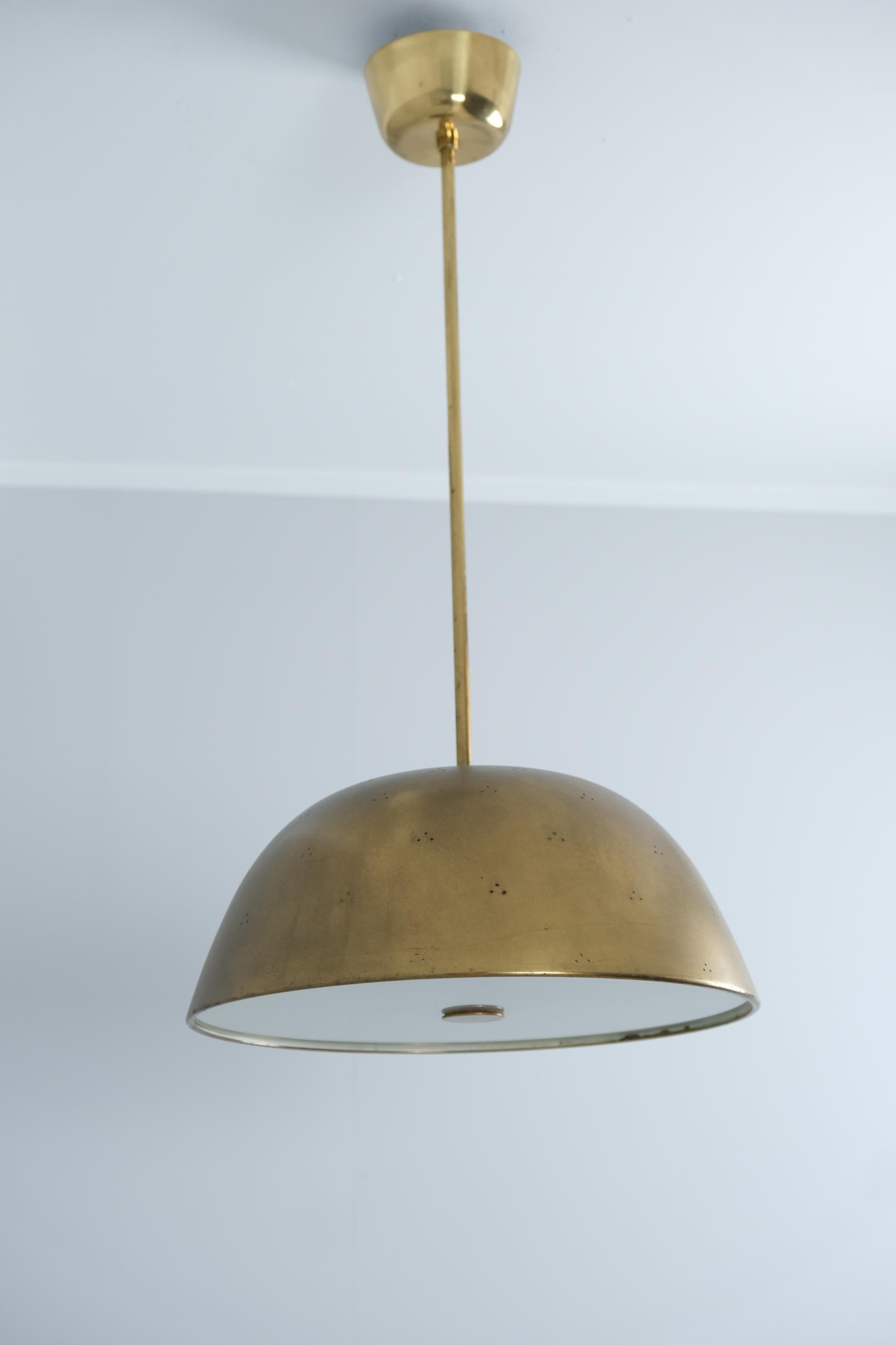 Paavo Tynell, Lampada da soffitto in ottone traforato modello 1953, Taito 1950s in vendita 2