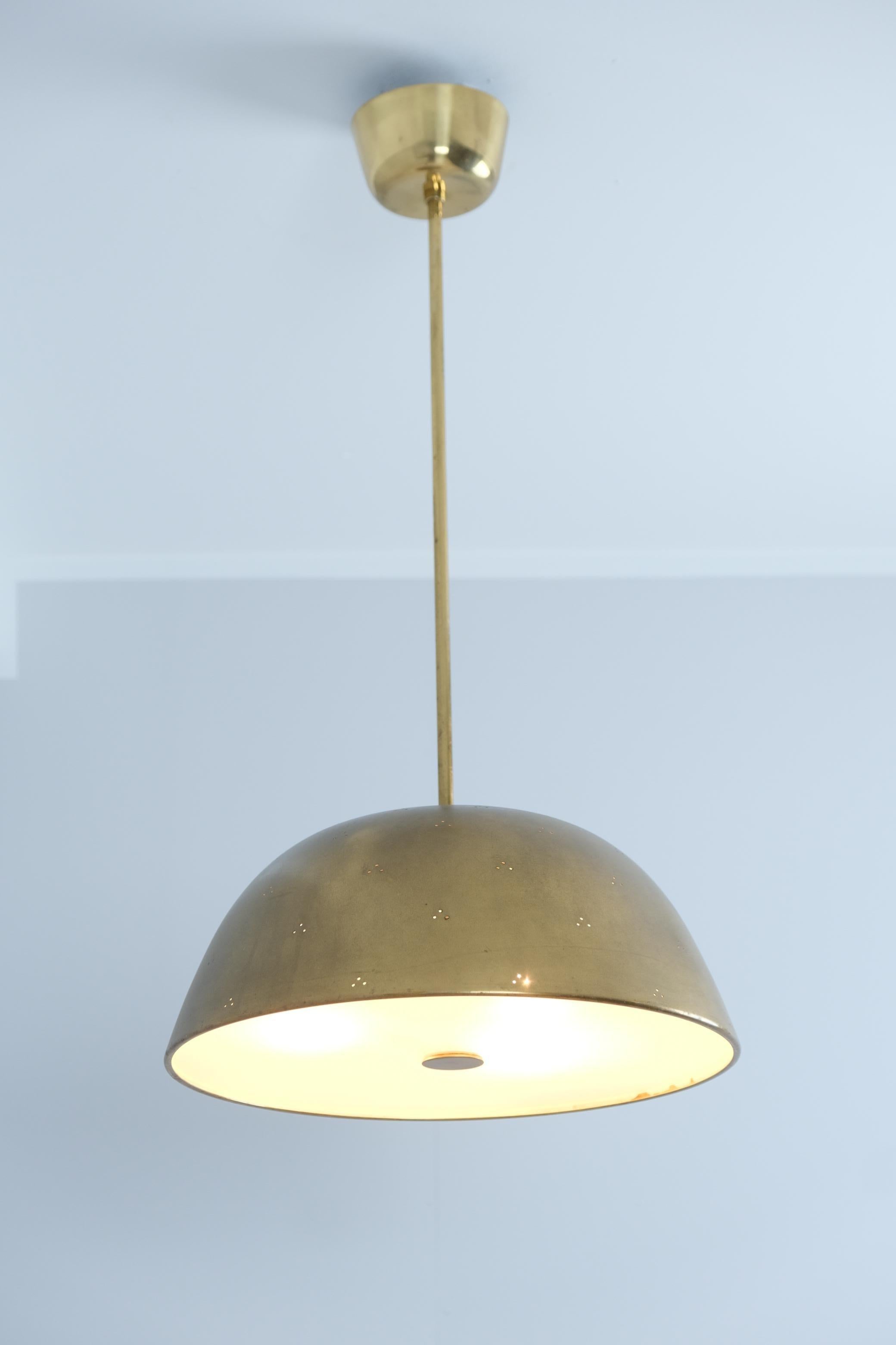 Scandinavo moderno Paavo Tynell, Lampada da soffitto in ottone traforato modello 1953, Taito 1950s in vendita