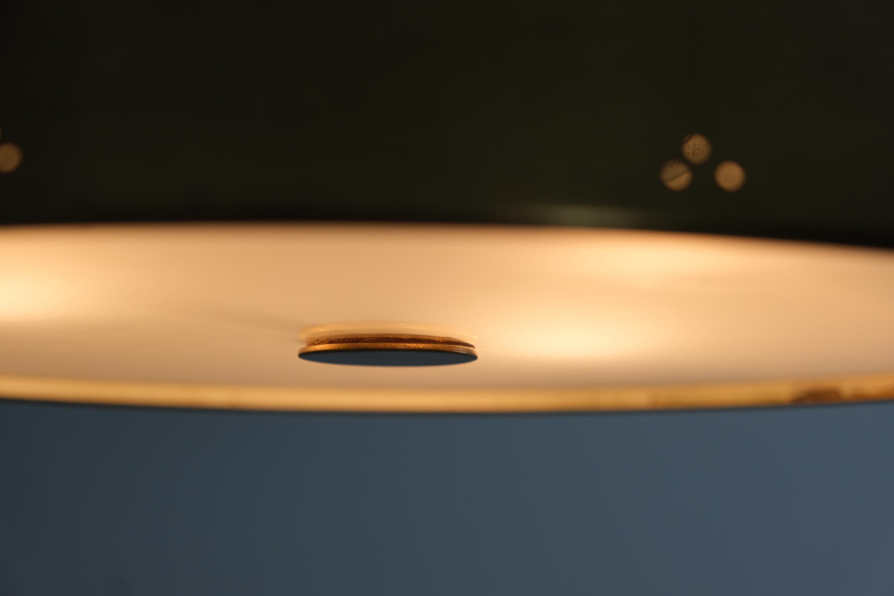 Finlandese Paavo Tynell, Lampada da soffitto in ottone traforato modello 1953, Taito 1950s in vendita